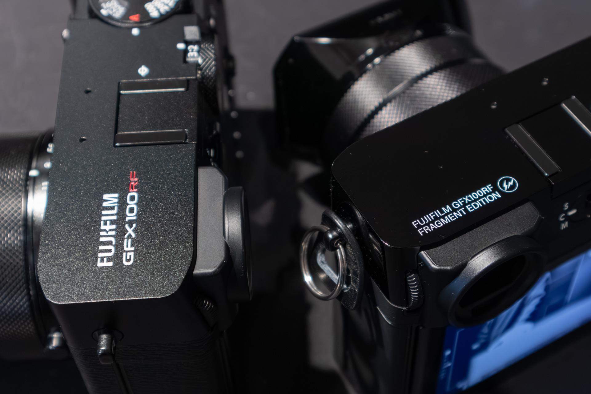 上部のロゴも通常モデル（左）と異なる