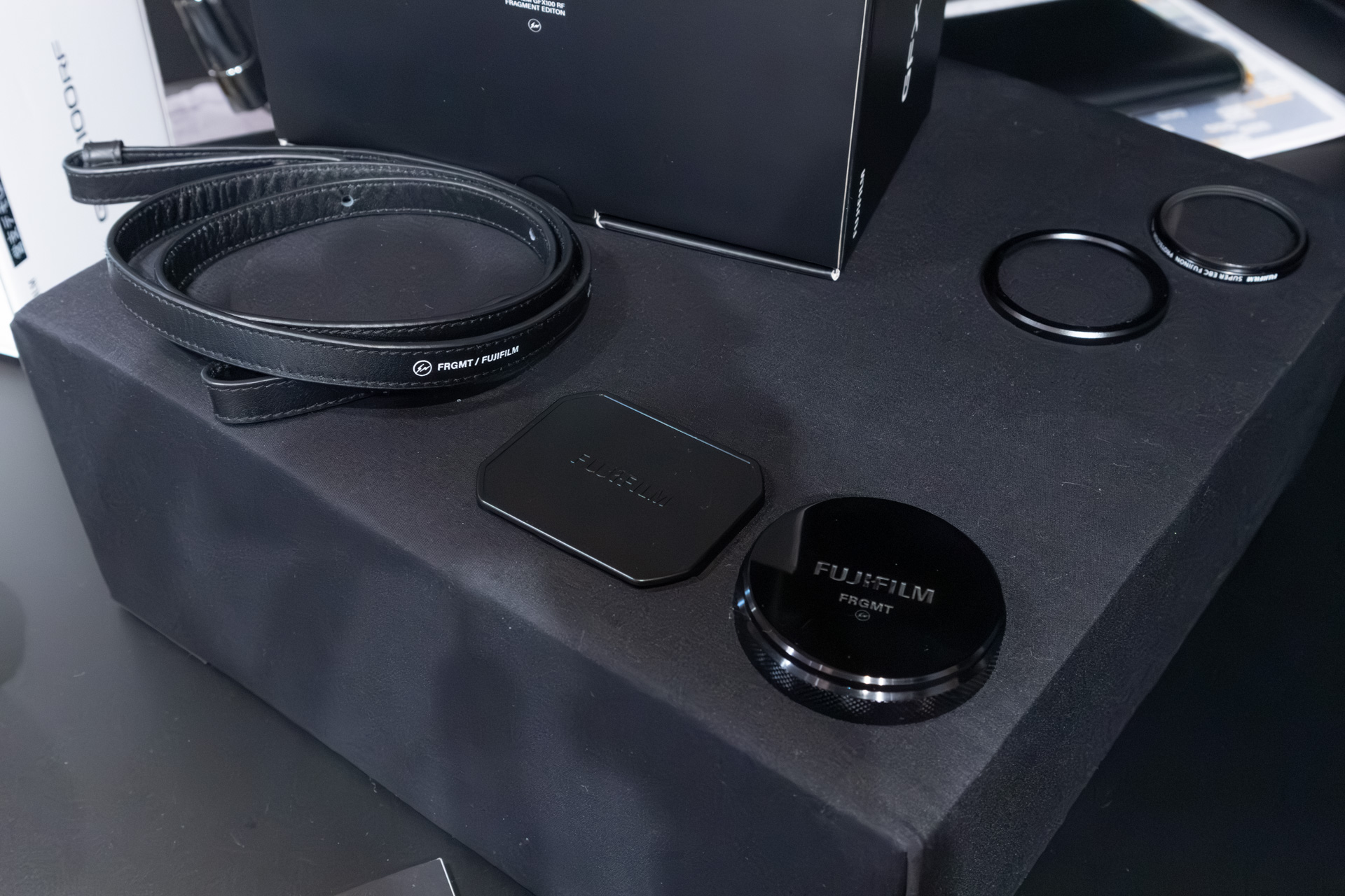 レンズキャップなどもオリジナル品となる