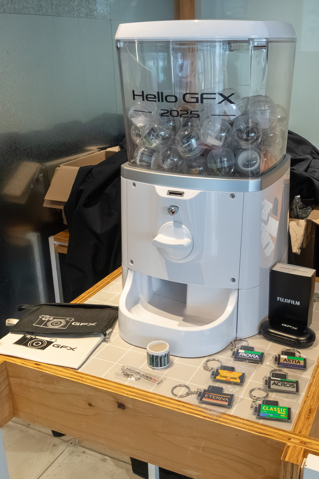 おなじみのガチャも用意。フィルムシミュレーションモチーフのチャームなどが入っていた