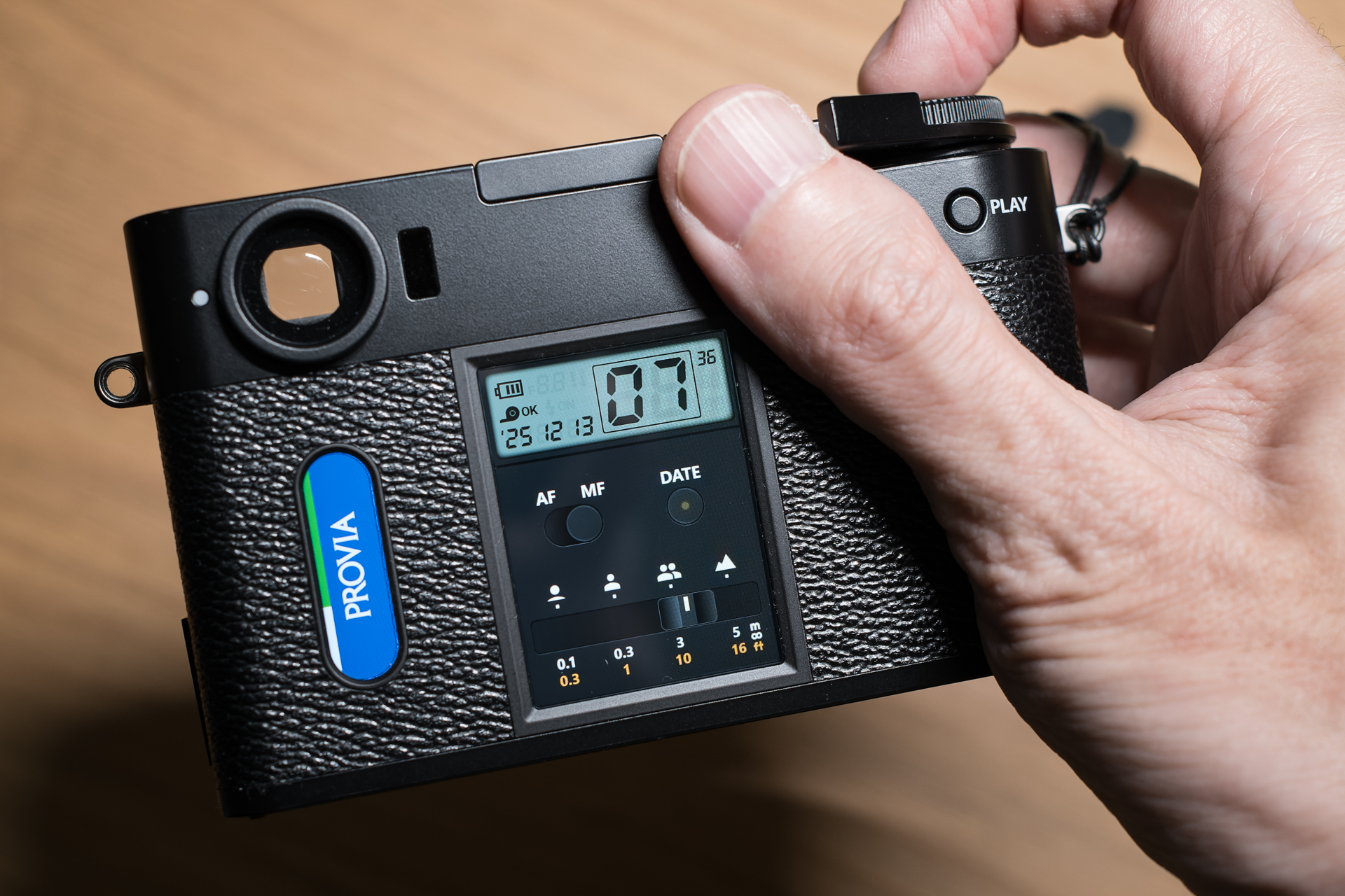 「フィルムカメラモード」でMF（ゾーンフォーカス）撮影。ピントリングで微調節も可能。経験がモノを言います