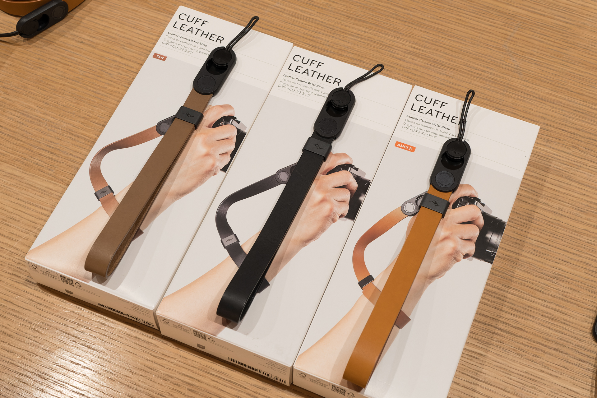 「カフ レザー」は3色展開。左からタン、ブラック、アンバー