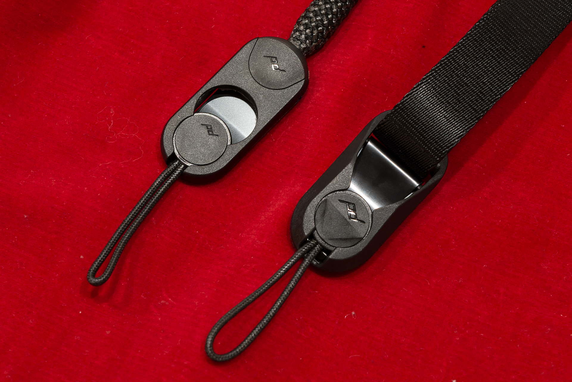 従来のアンカーリンクス（右）と比較。新モデルはストラップ部分と一体型になっている