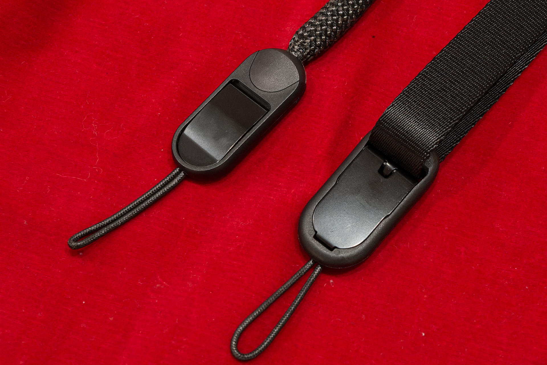 背面はオープンな形状。アンカーを押さえて固定する板バネが見えている