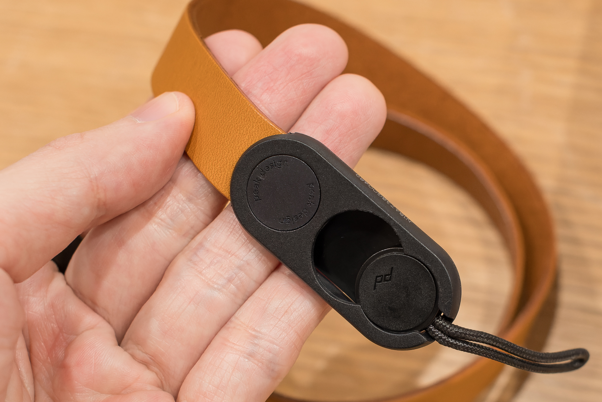 ストラップはアンカーの受け部分と一体化している。スマートでクリーンな仕上がり