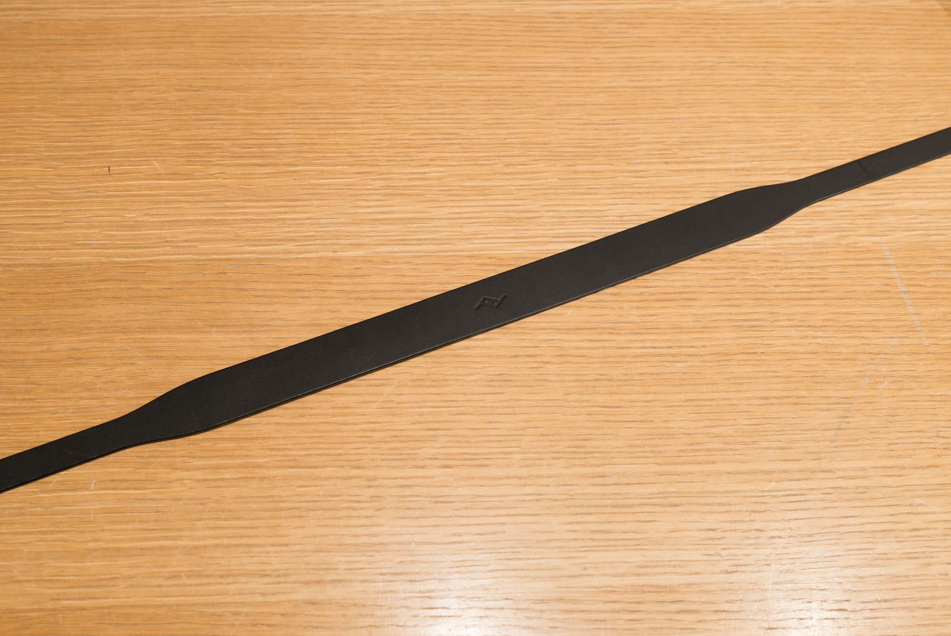 ショート、スタンダード、ロングのレザーストラップは、中央部分がテーパー形状になっている