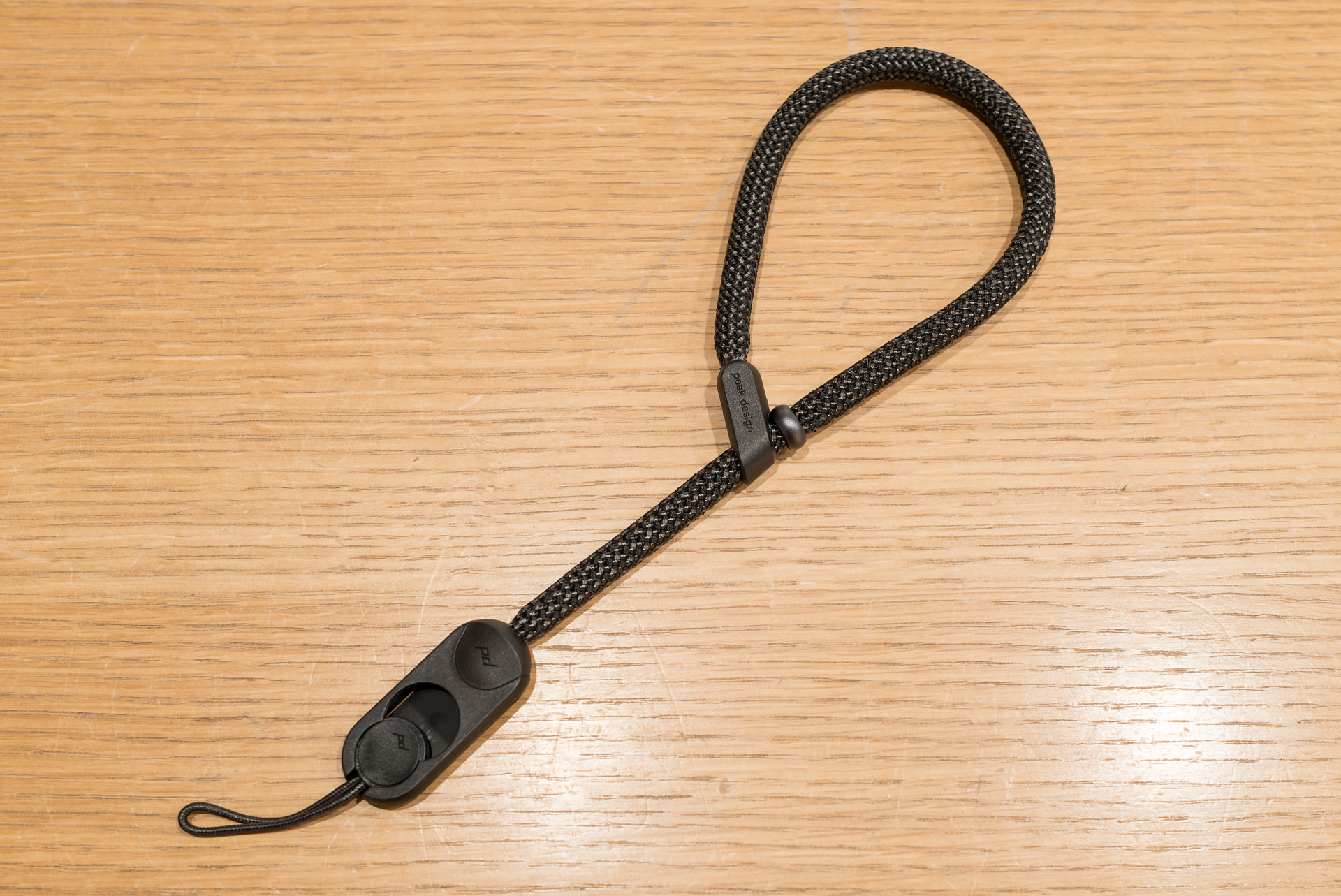 こちらはロープ素材の「カフ ロープ」。長さ調節部のストッパーも備わっている