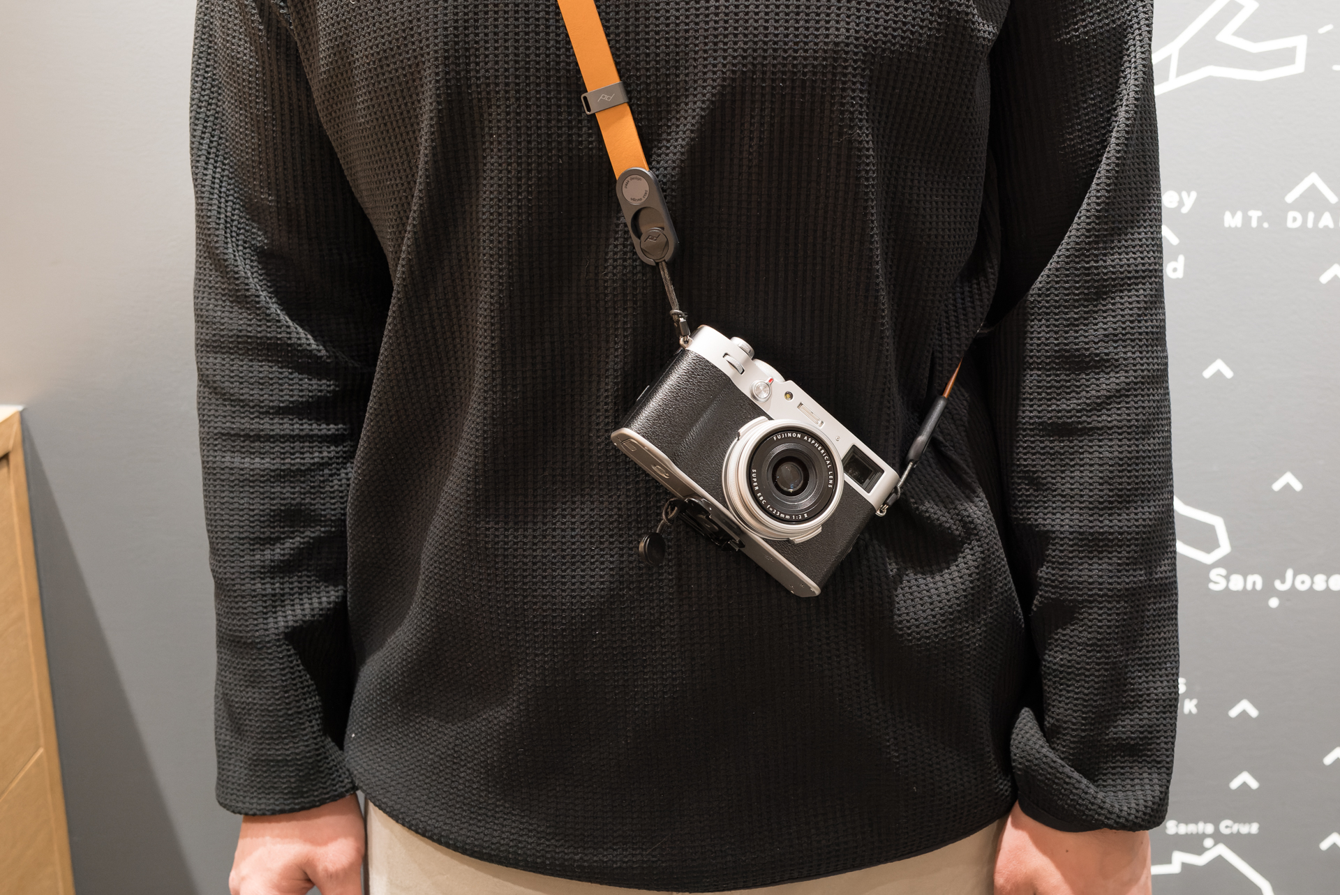 スタンダードとロングは斜め掛けにも向きそうな長さ（写真はスタンダード）。モデルの身長は180cm