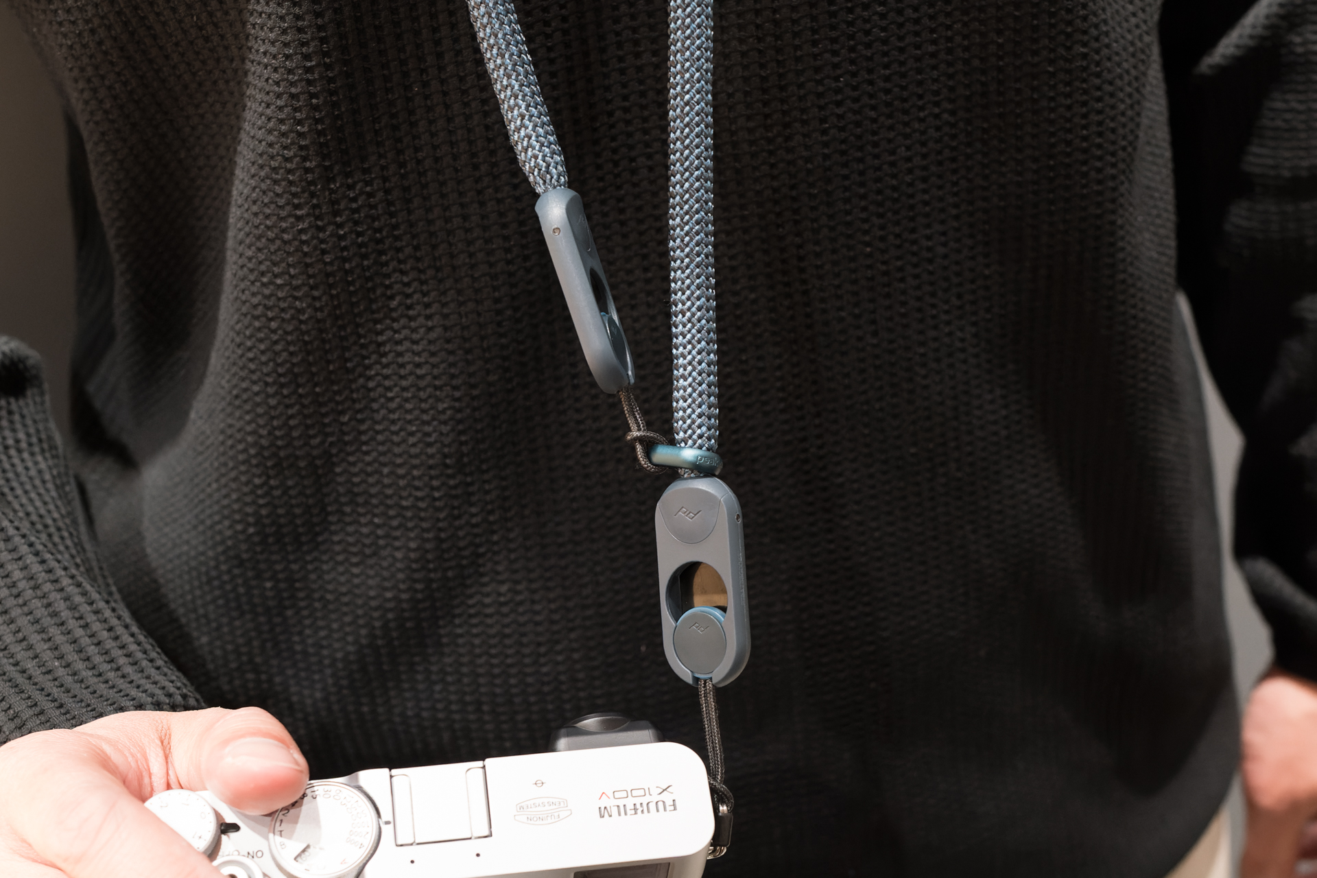 アタッチメントの使用イメージ。コンパクトカメラには片吊りも合いそうだ