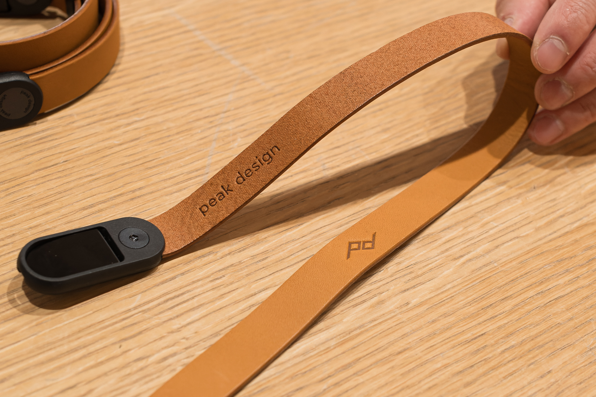 独自の仕上げを施したフルグレインレザーを採用。ブランドネームの入れ方は控えめだ