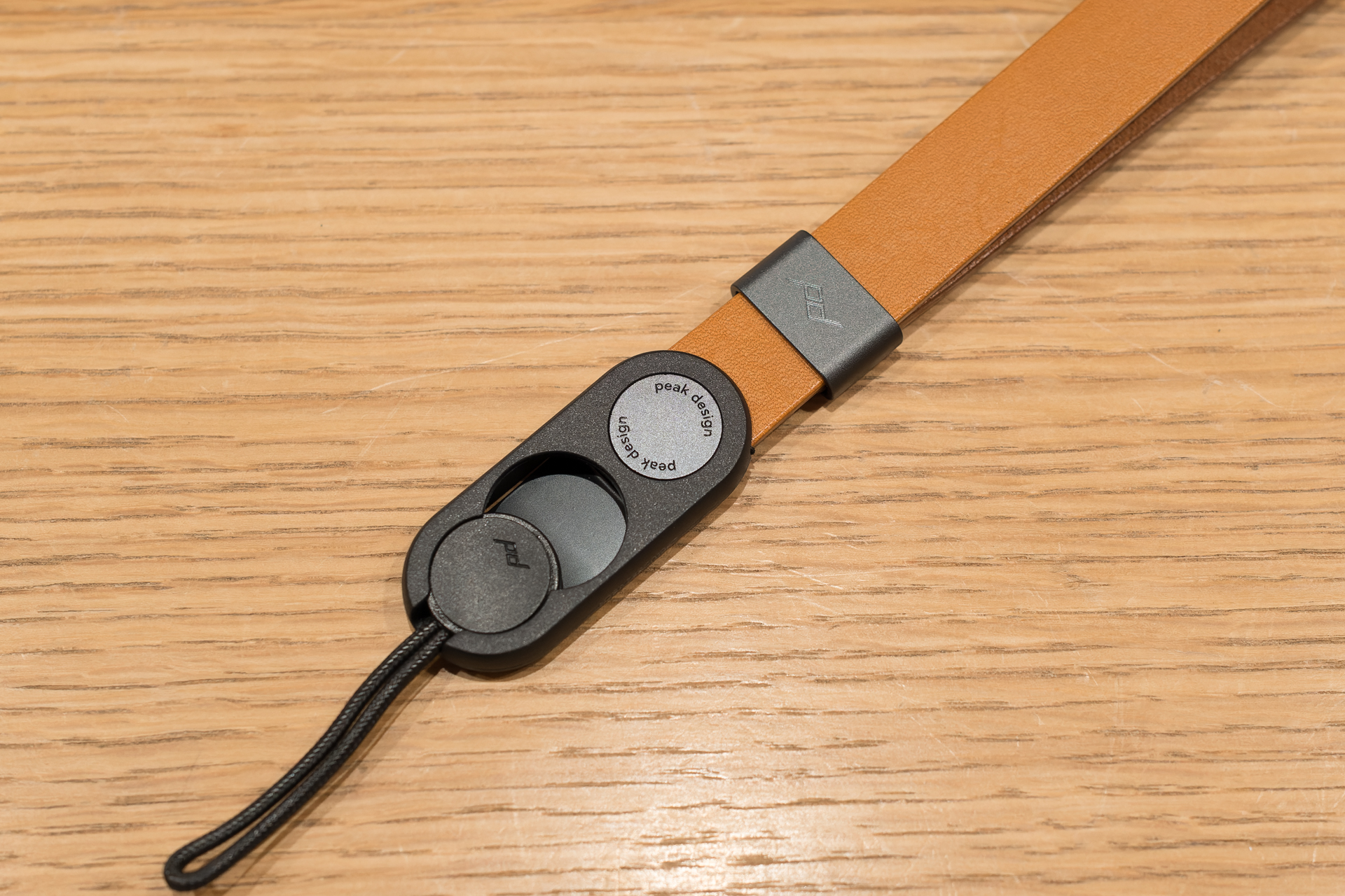 ストラップとアンカーの受けが一体化している