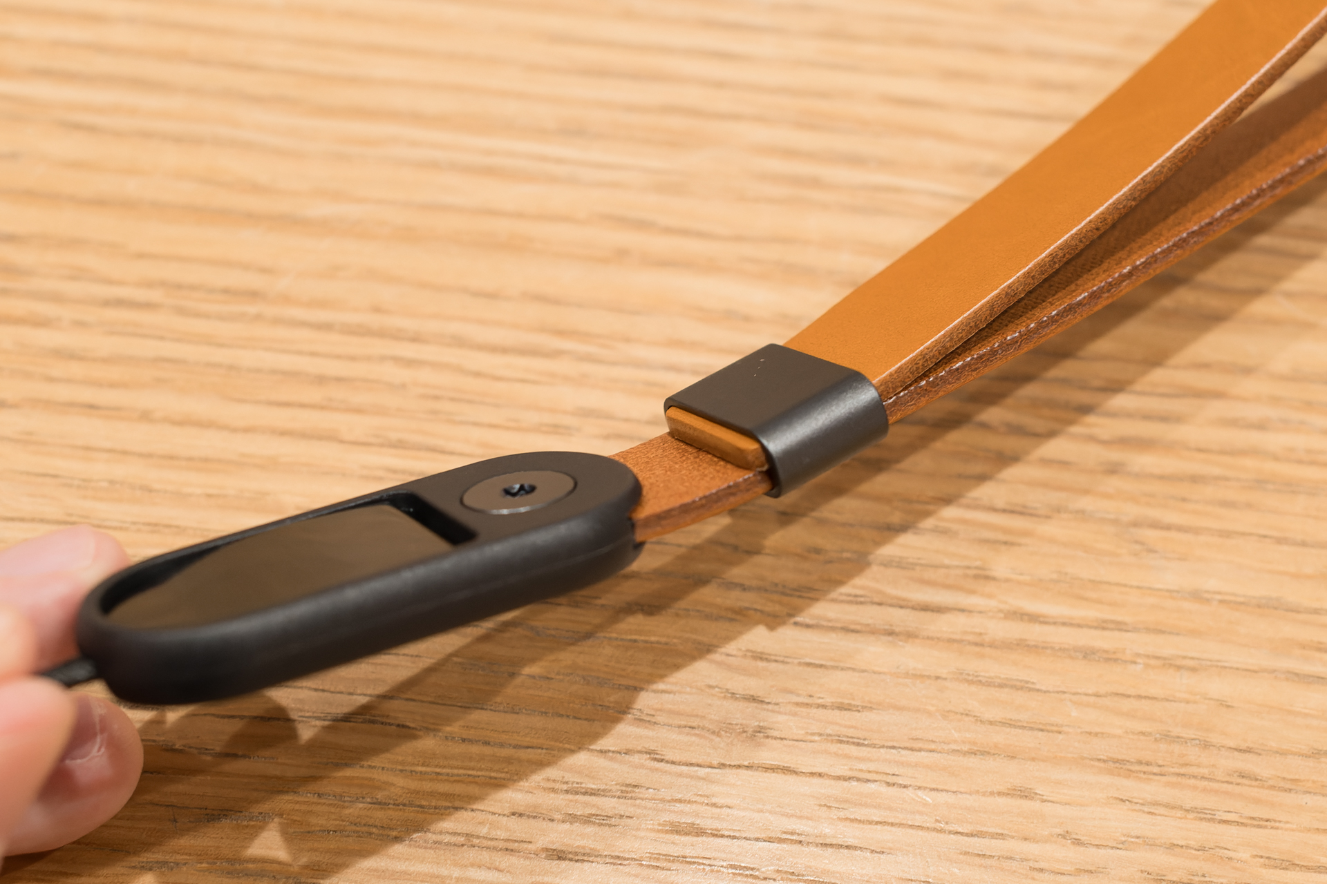 ストラップ上の金属パーツは、手首にフィットさせるための長さ調節機構