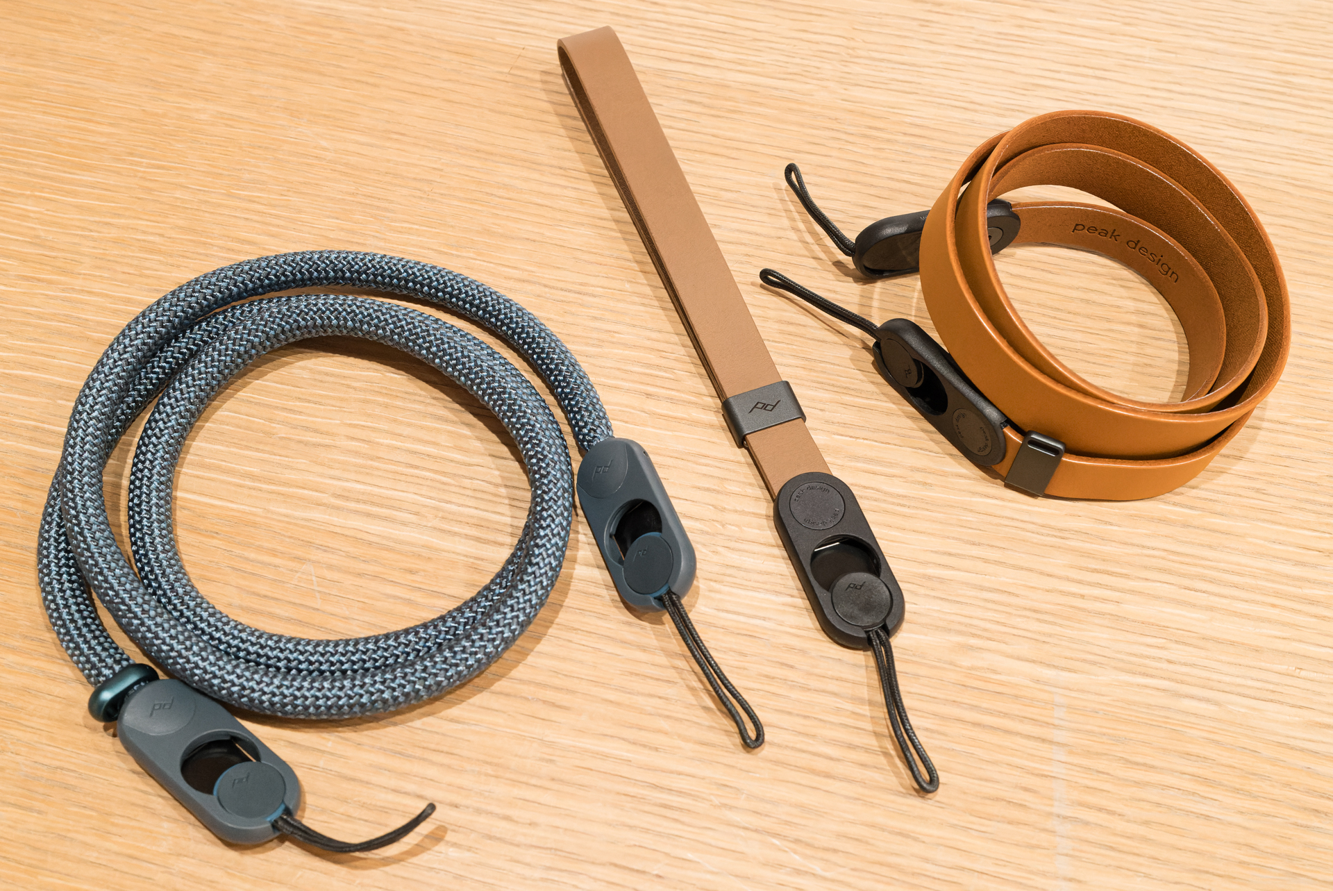 独自開発のロープ素材と牛革を採用したカメラストラップが新登場