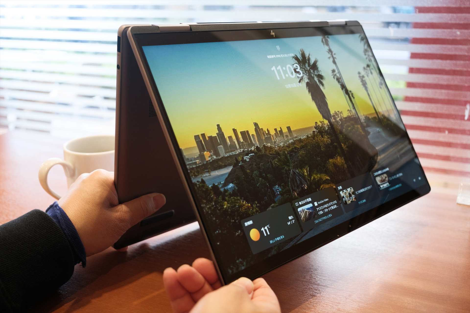 360°稼働のモニターは狭い場所でも使える上、相手に説明する・見せる時こそ真価を発揮します