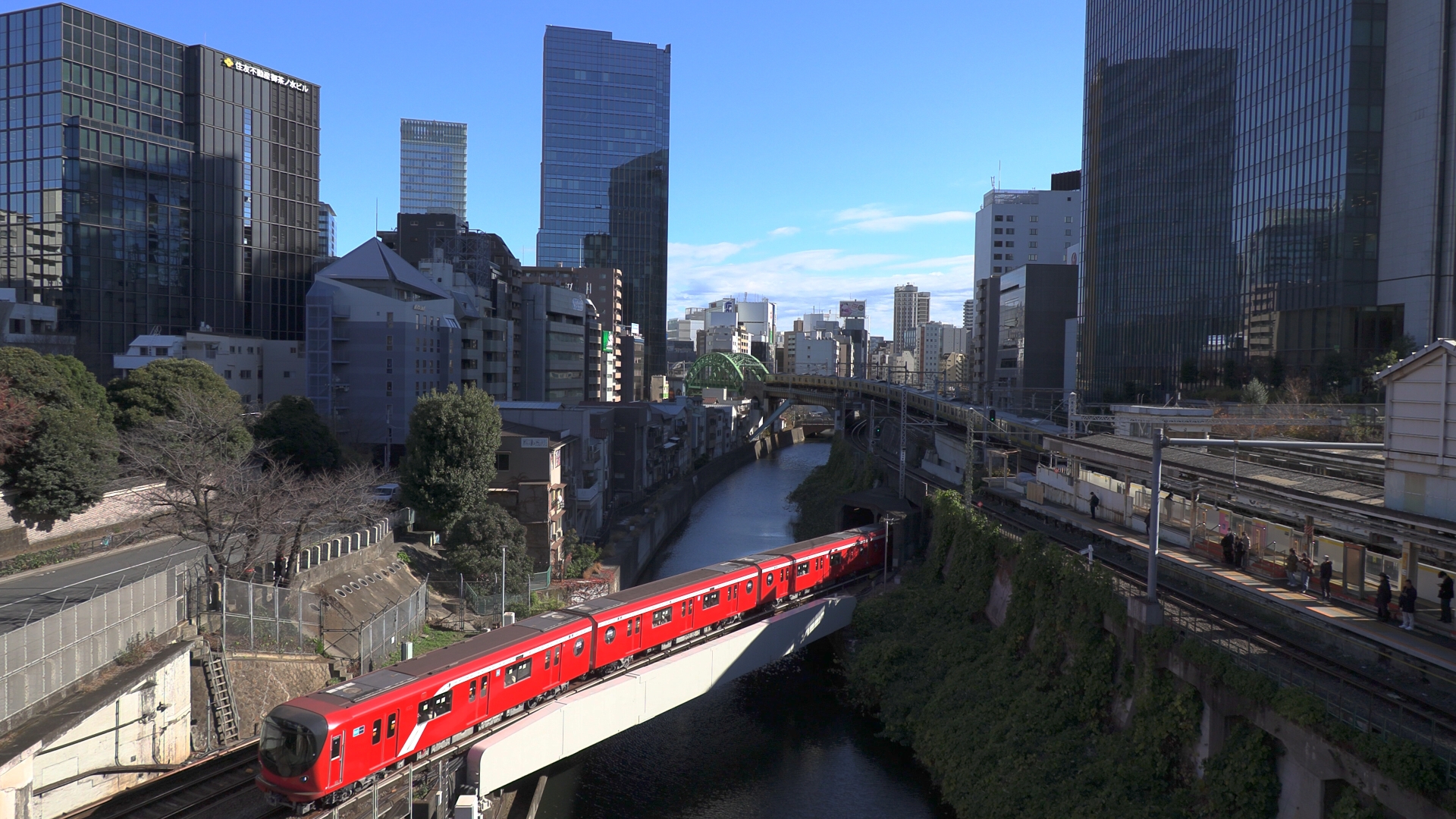 広角端の25.5mm相当で撮影したもの。十分広く撮れる