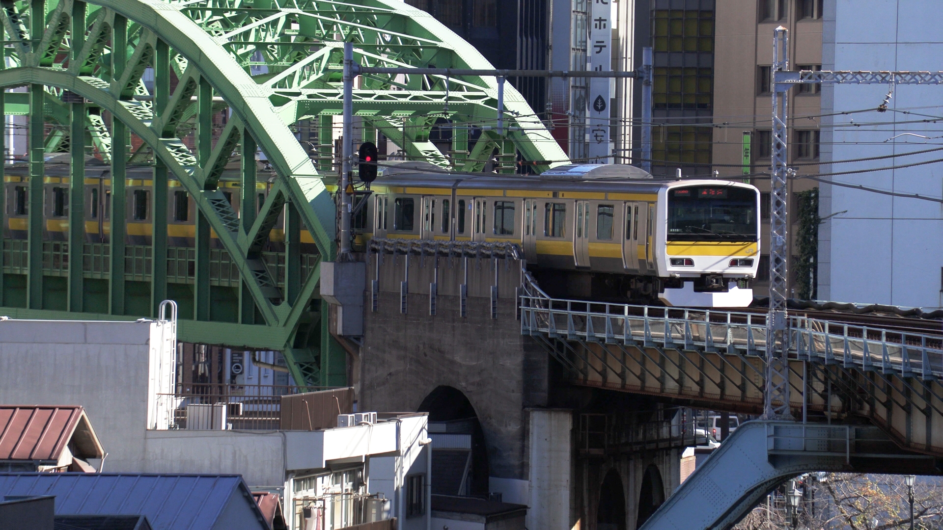 同じ場所から望遠端の382.5mm相当で撮ったもの。奥の橋を走る列車もこの大きさに