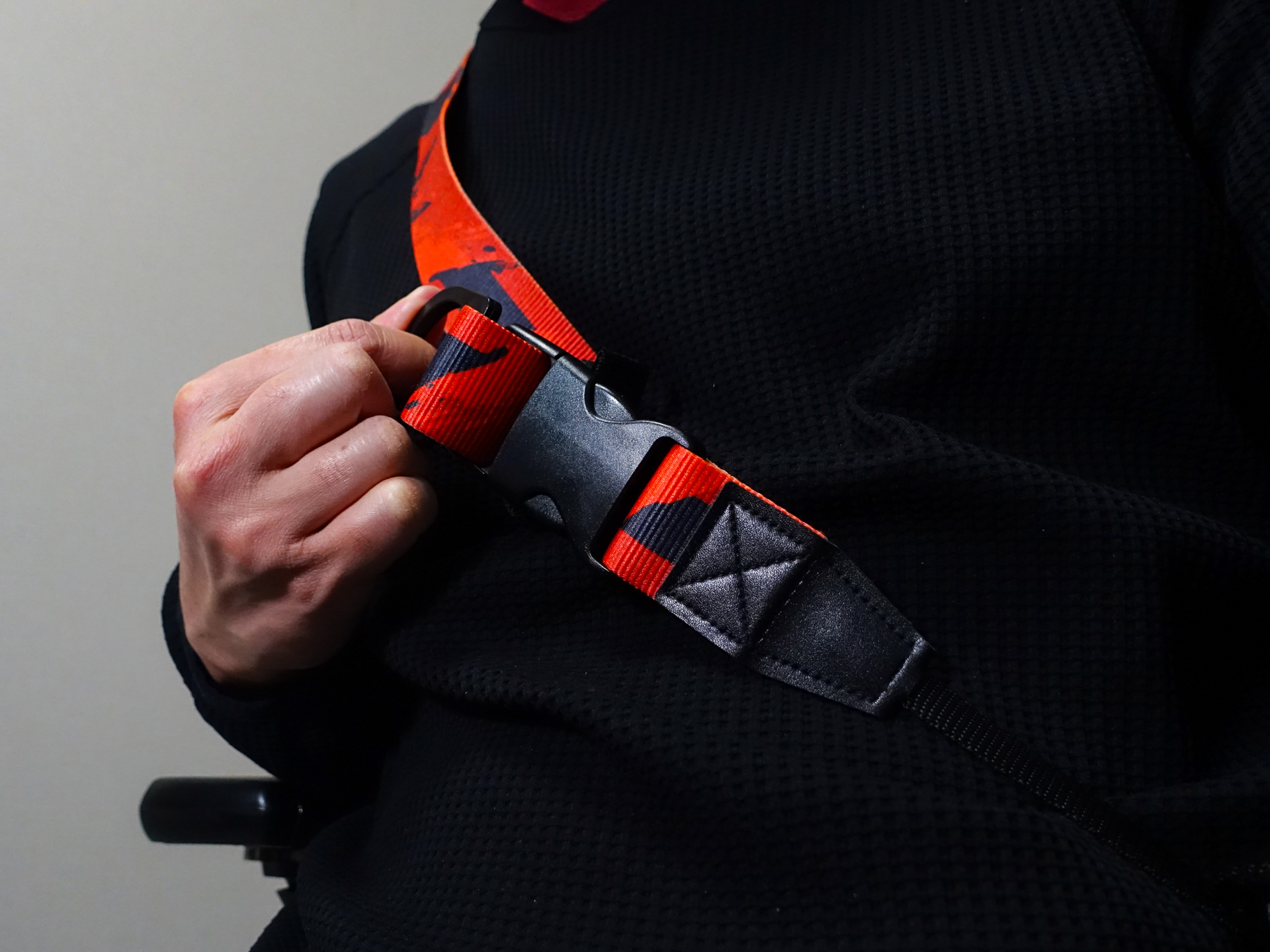 ストラップ部にはサイドリリースできるバックルが備えられている