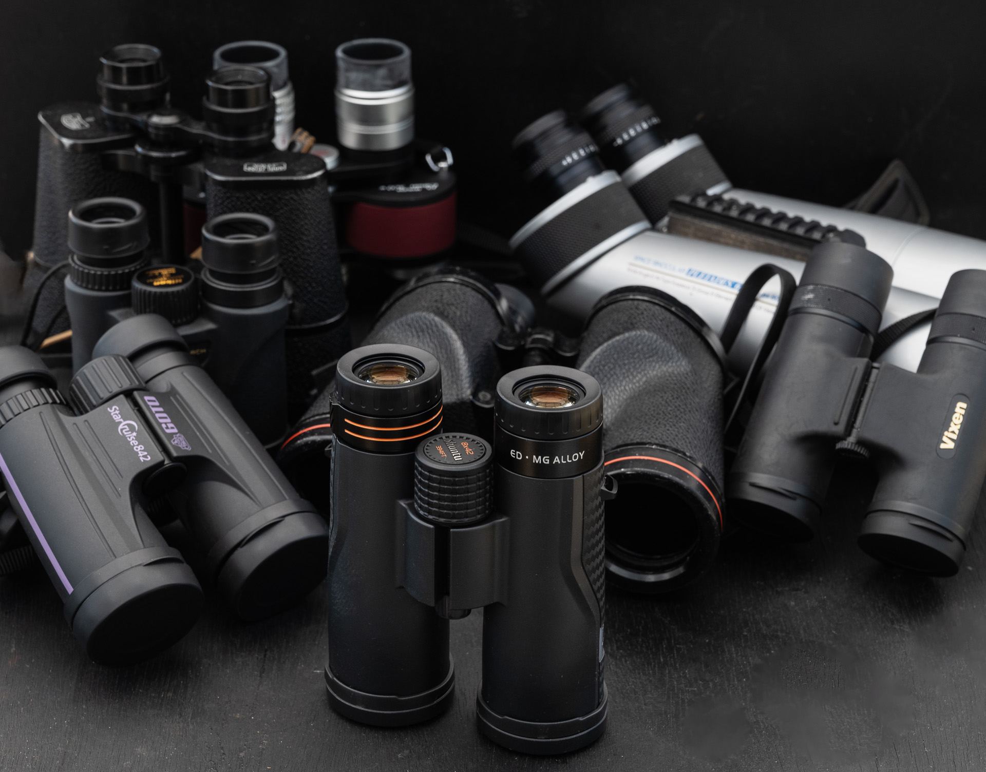 筆者の双眼鏡の一部。目的に合わせて倍率とレンズ口径を選ぶとだんだん増えてくる