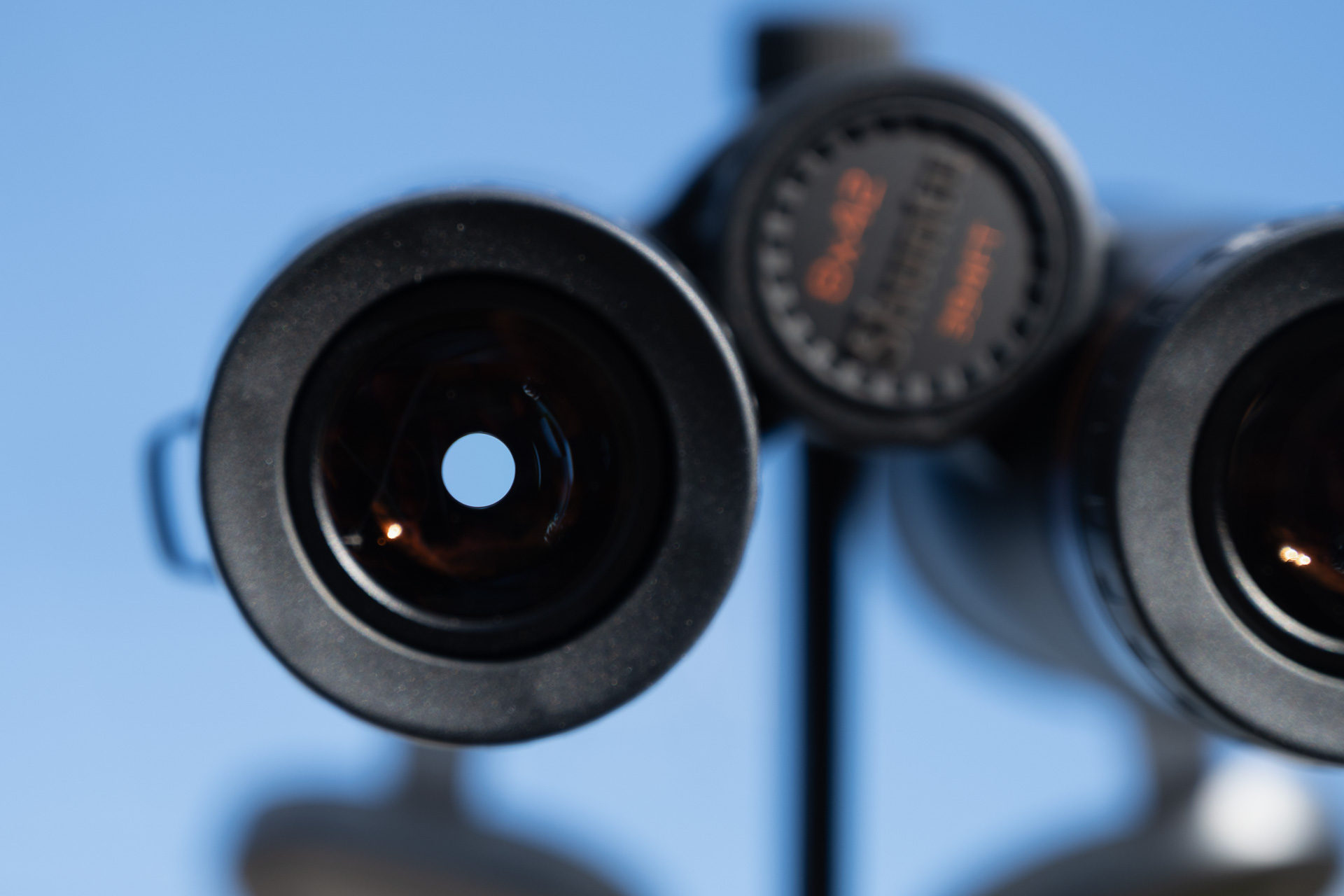 接眼レンズから目を離して覗き込むと射出瞳の光束が見える。瞳径の大きさがわかる