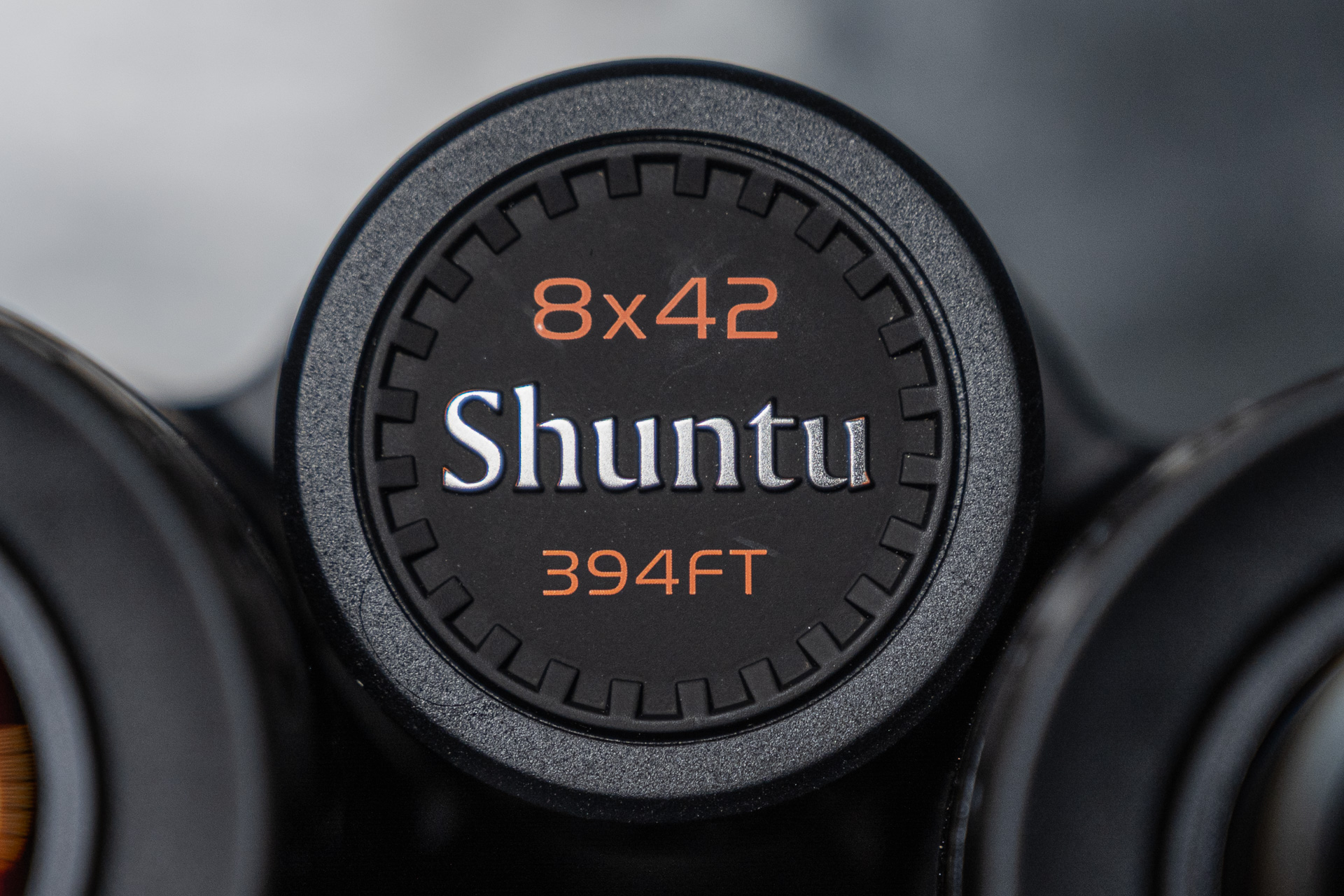 中国ブランドShuntuの8×42 ED双眼鏡。実売価格は安いが日本ブランドの中級機に匹敵する光学性能。