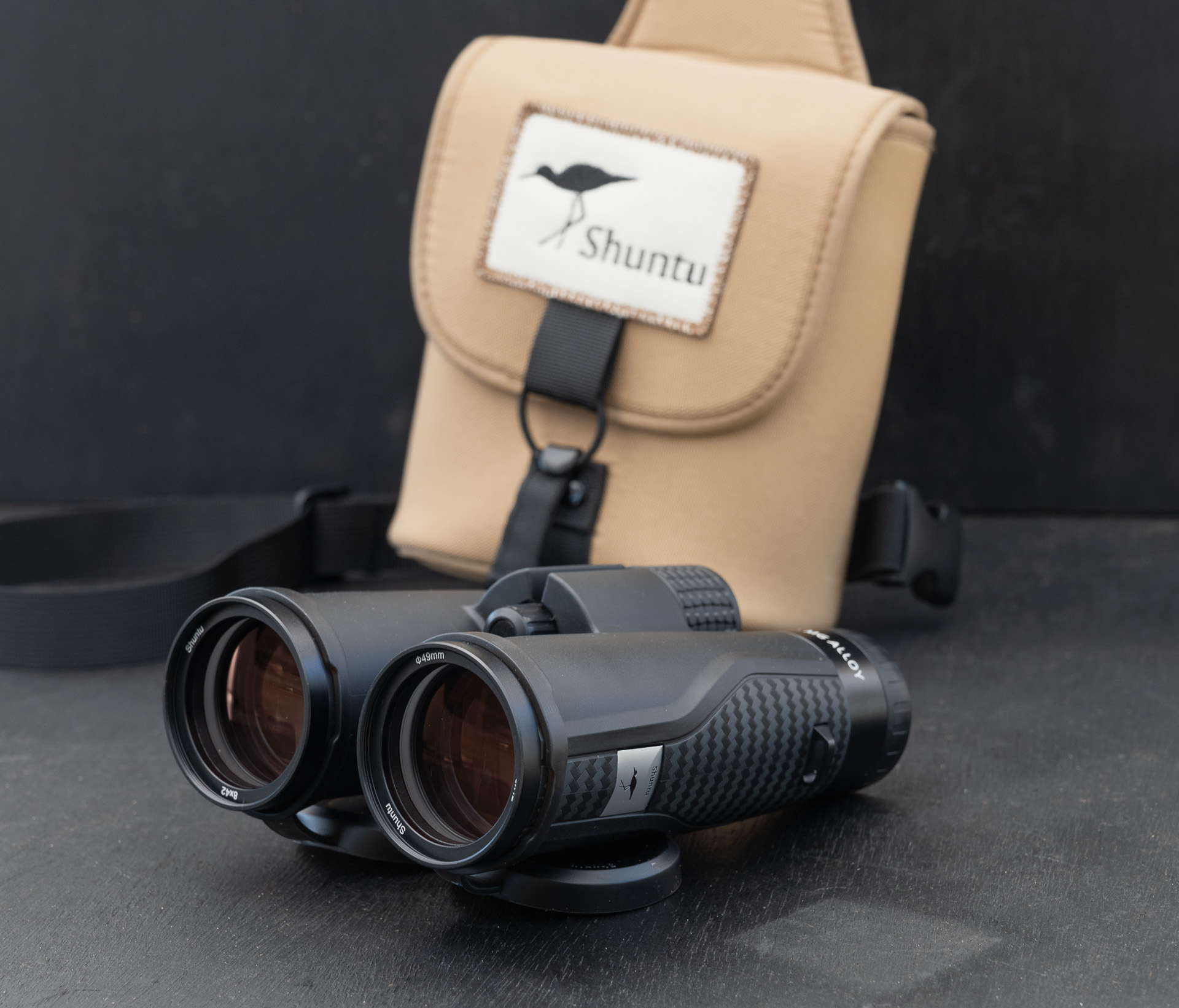 Shuntu 8×42 ED／EDレンズ採用、IPX7防水 アルゴンガス封入など高品質双眼鏡としてのスペックを備えている。フィルターネジが切られていることに魅力を感じる