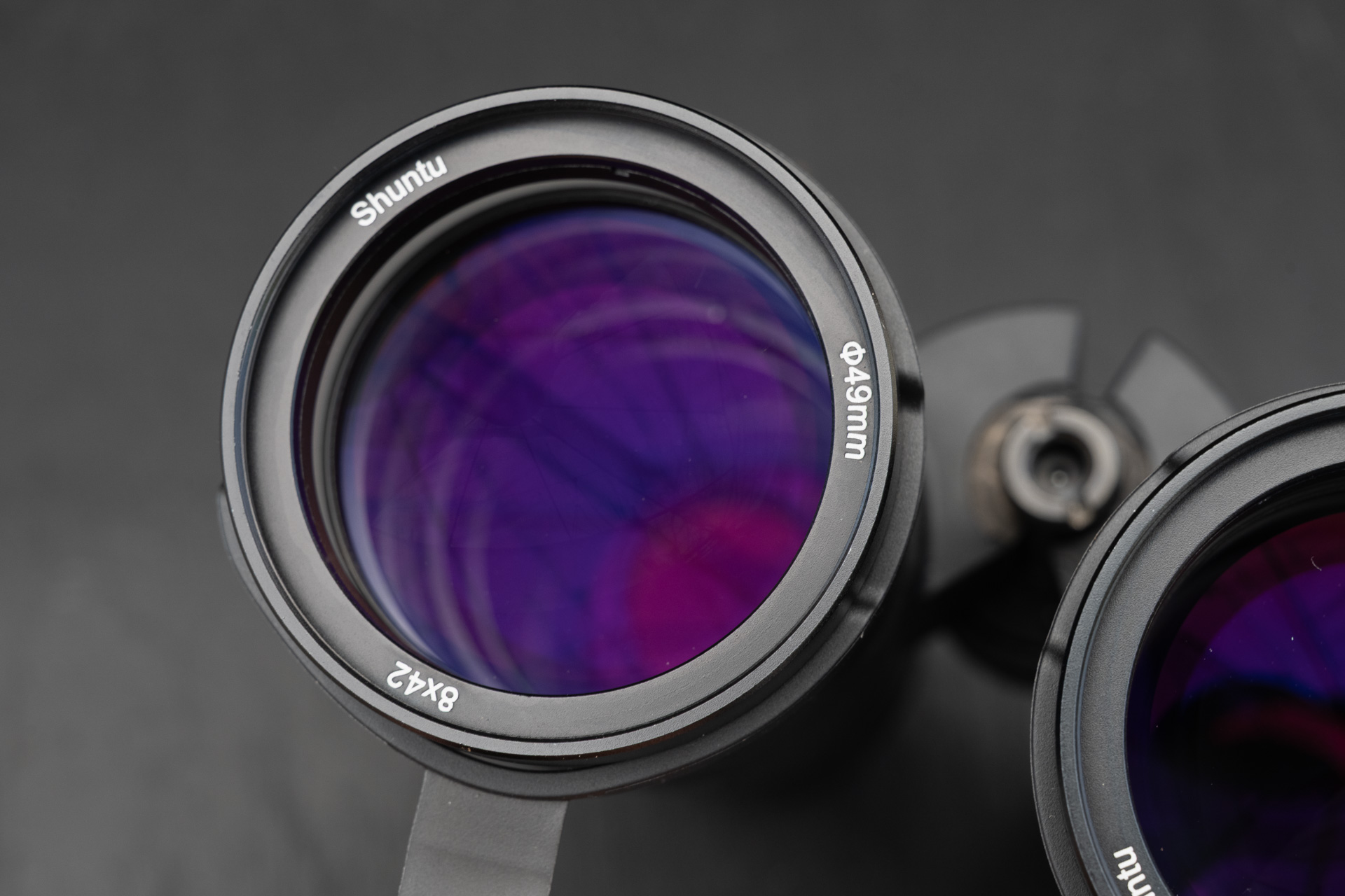 それぞれの対物レンズに49mm径のフィルターネジが切られている