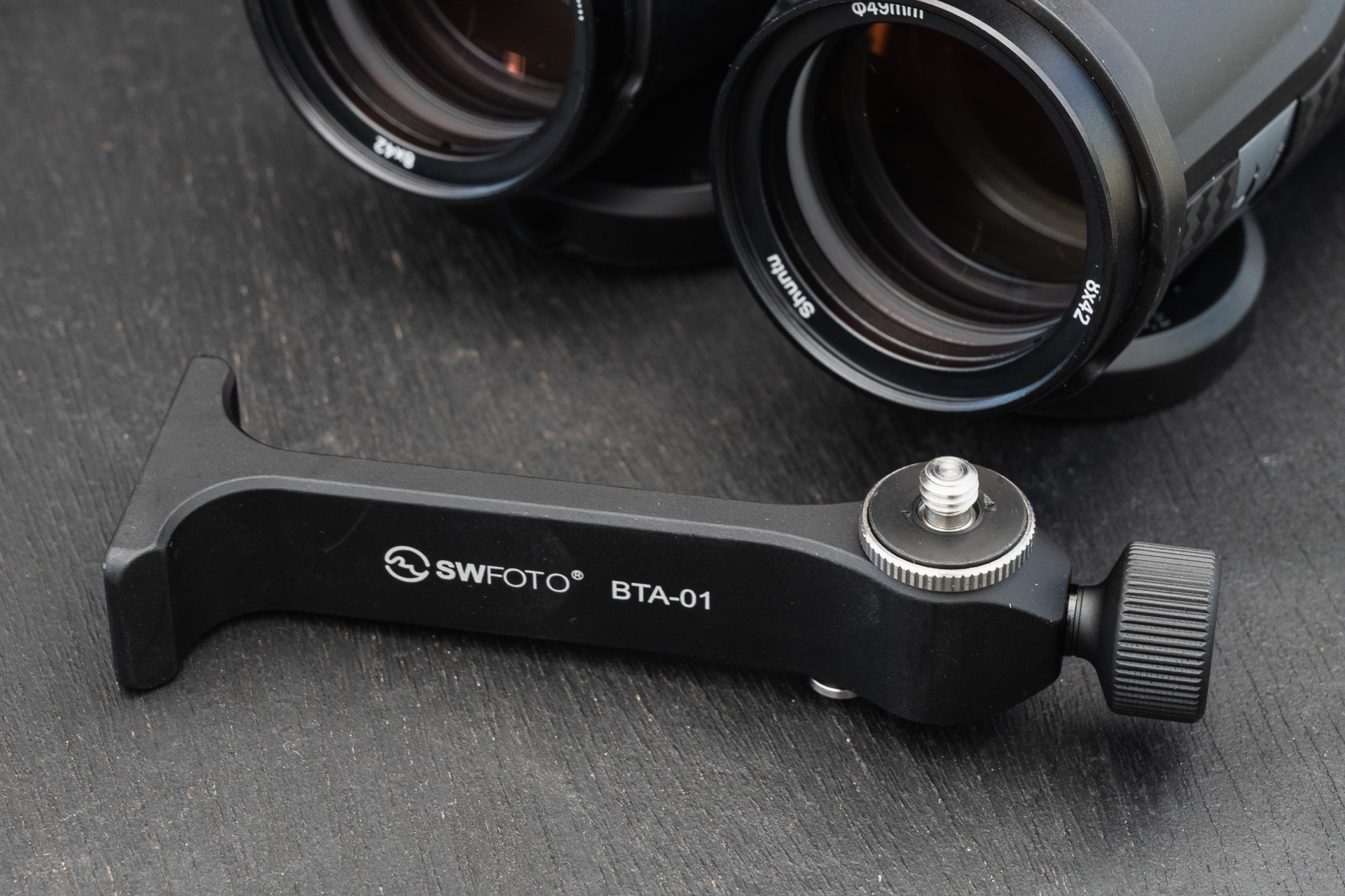 ほとんどの双眼鏡で矢印位置にカメラネジが隠れている