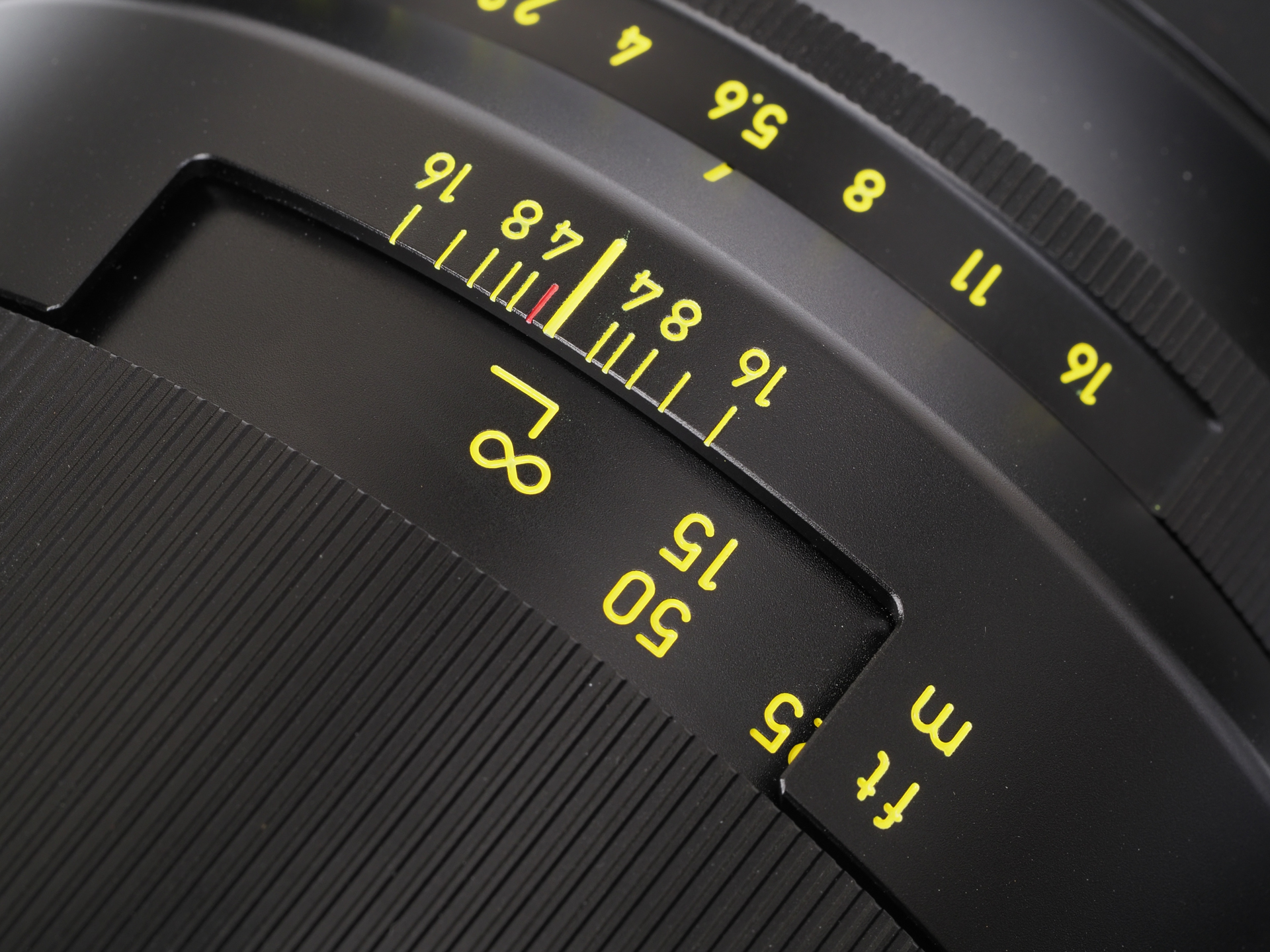 距離指標や絞り環の数値は落ち着いた黄色です。ミラーレス機用のほとんどの交換レンズに距離指標はありませんから、面白くないですよね。