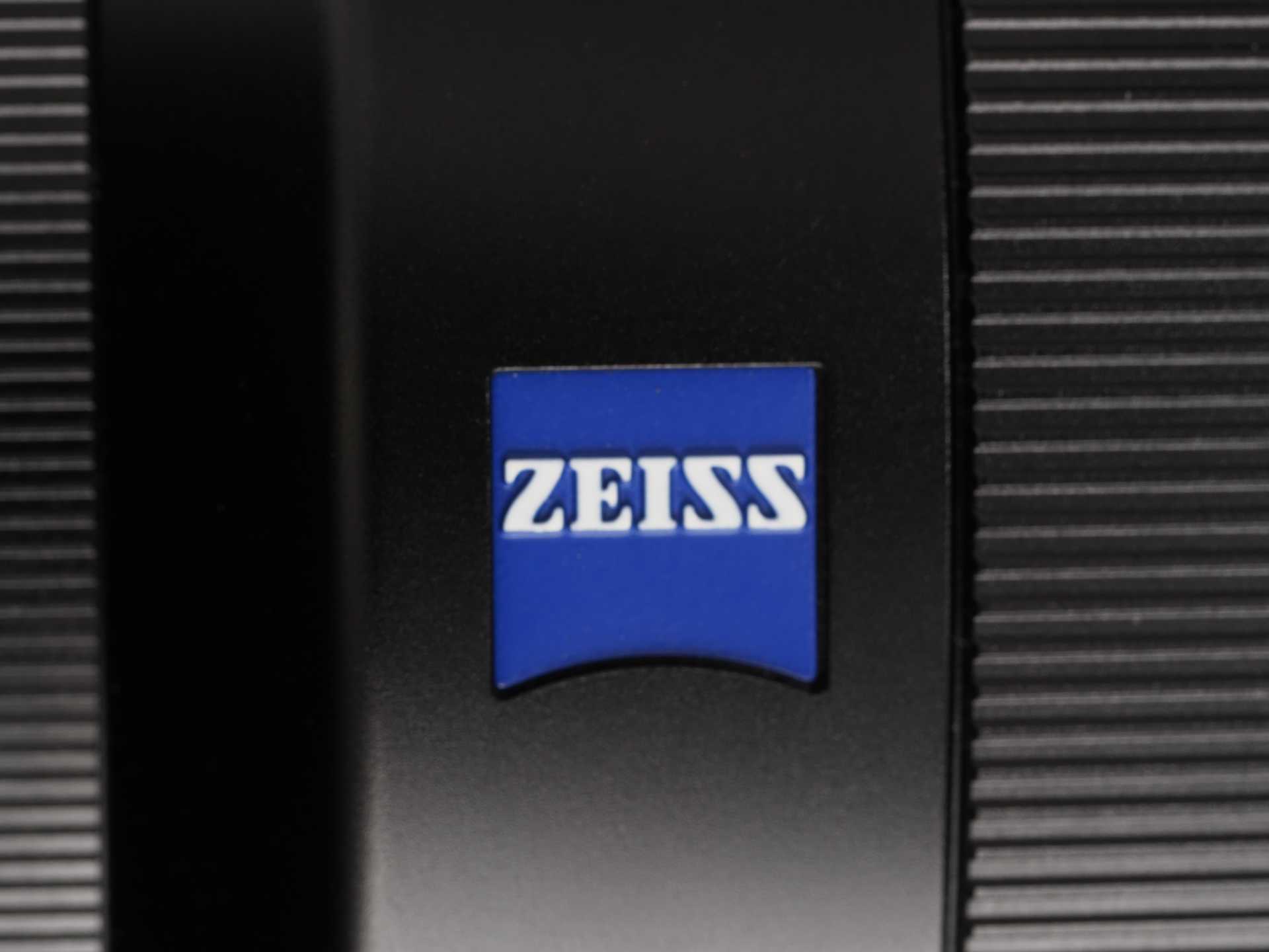 ライカが赤バッジならばツァイスは青バッジ。と、いうわけではないのでしょうが、こちらもお馴染みのシンボライズされたエンブレムですね。高級感、威厳を感じるところです。ブランドに弱いわけではありません。