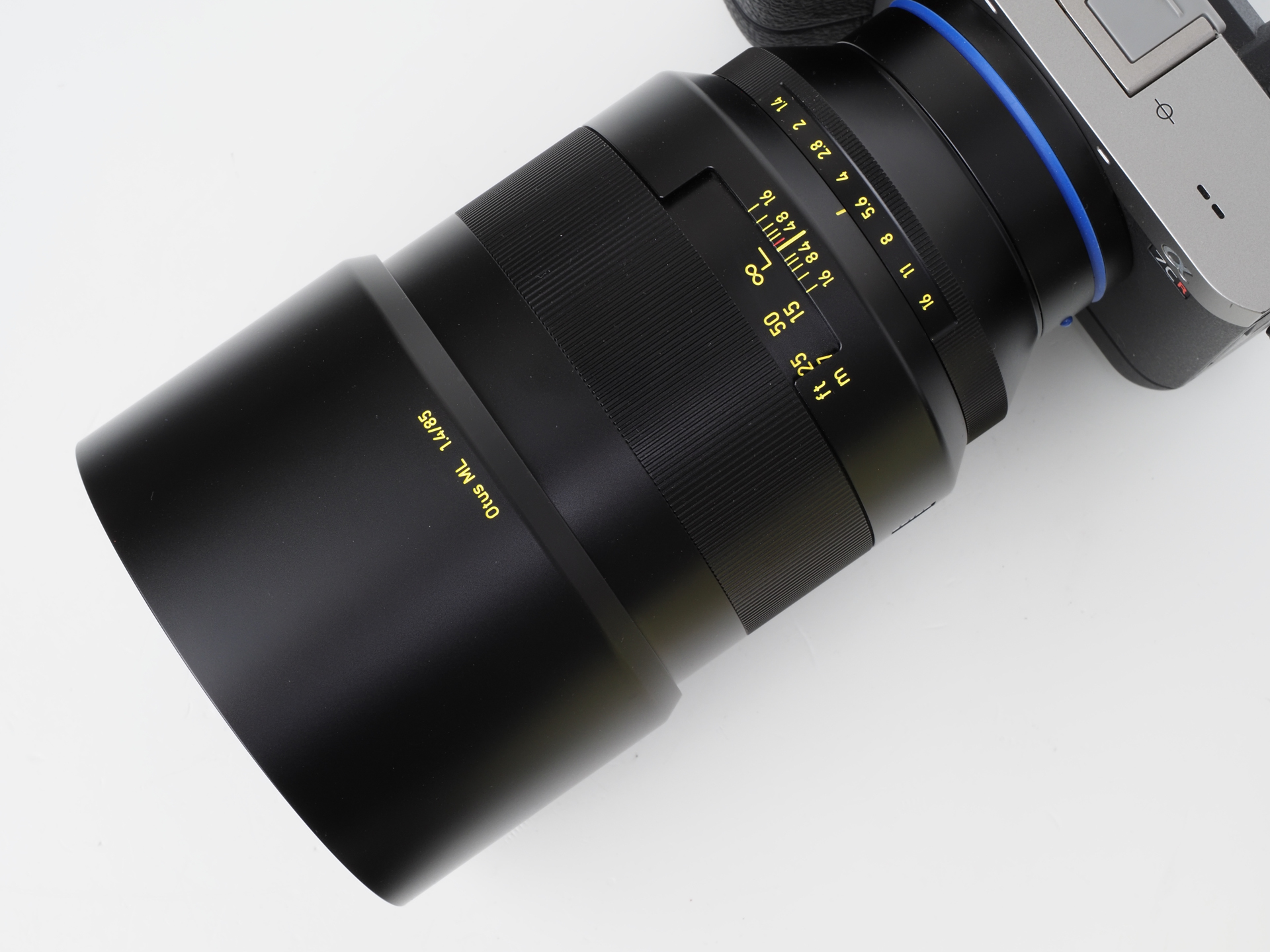 鏡筒の全体のデザインは綺麗です。フードも金属製。マウント部近くのくびれが筆者の好みです（笑）。マウント基部のブルーのリングはツァイスのシンボルであると同時にシーリングの役割を果たしています。ネイチャーフォトなど屋外の撮影でも安心でしょう。
