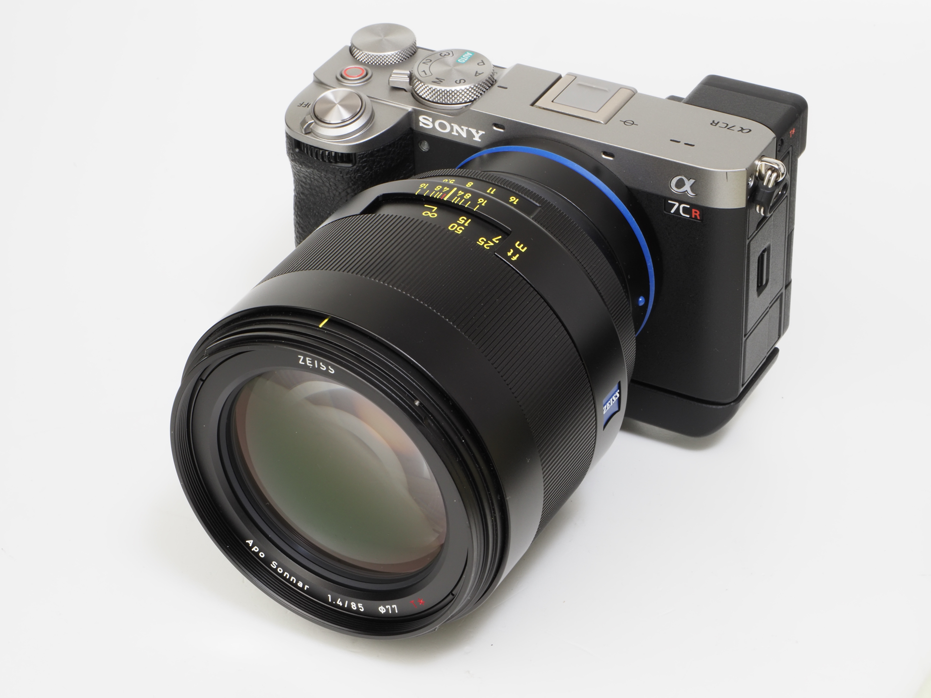 ソニー α7CRに装着。見た目のバランスはそれほどでもないのですが、実際に使用してみると見た目の想像とは違い、なかなか使いやすいのです。鏡筒に凹凸が少ないこと、インナーフォーカスであることも嬉しいですね。