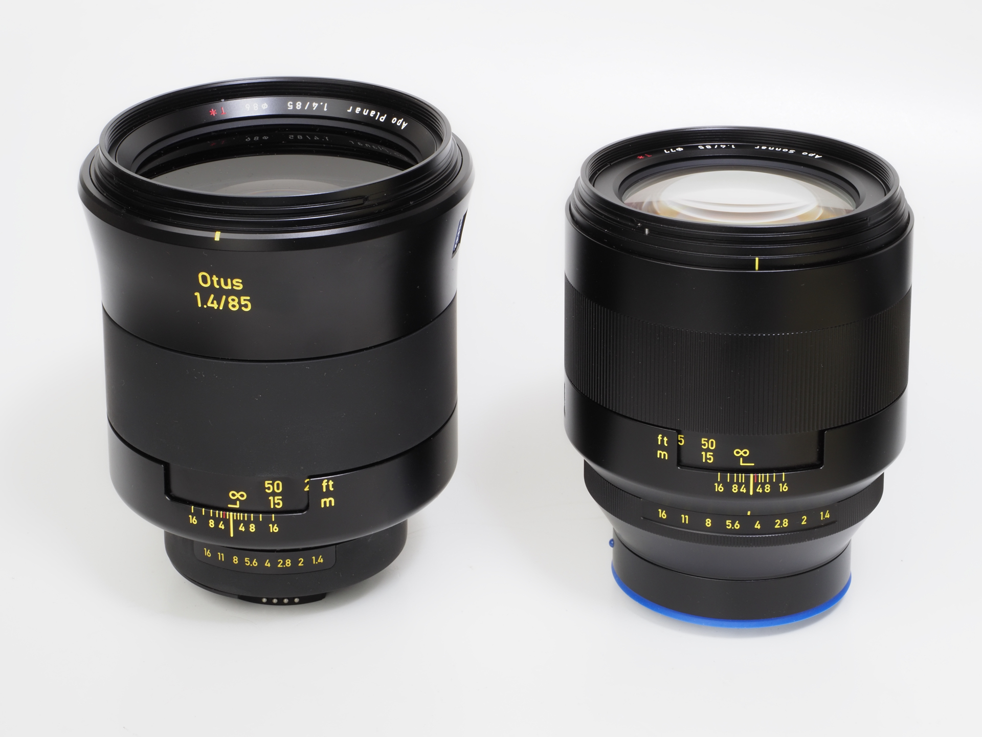 一眼レフ用の交換レンズOtus 1.4/85（ZFマウント）と並べてみます。Eマウントでも1,000gを超えますから軽量ではないのですが、フォーカスリングの指がかりなど、取り回しはとても良くなっています。