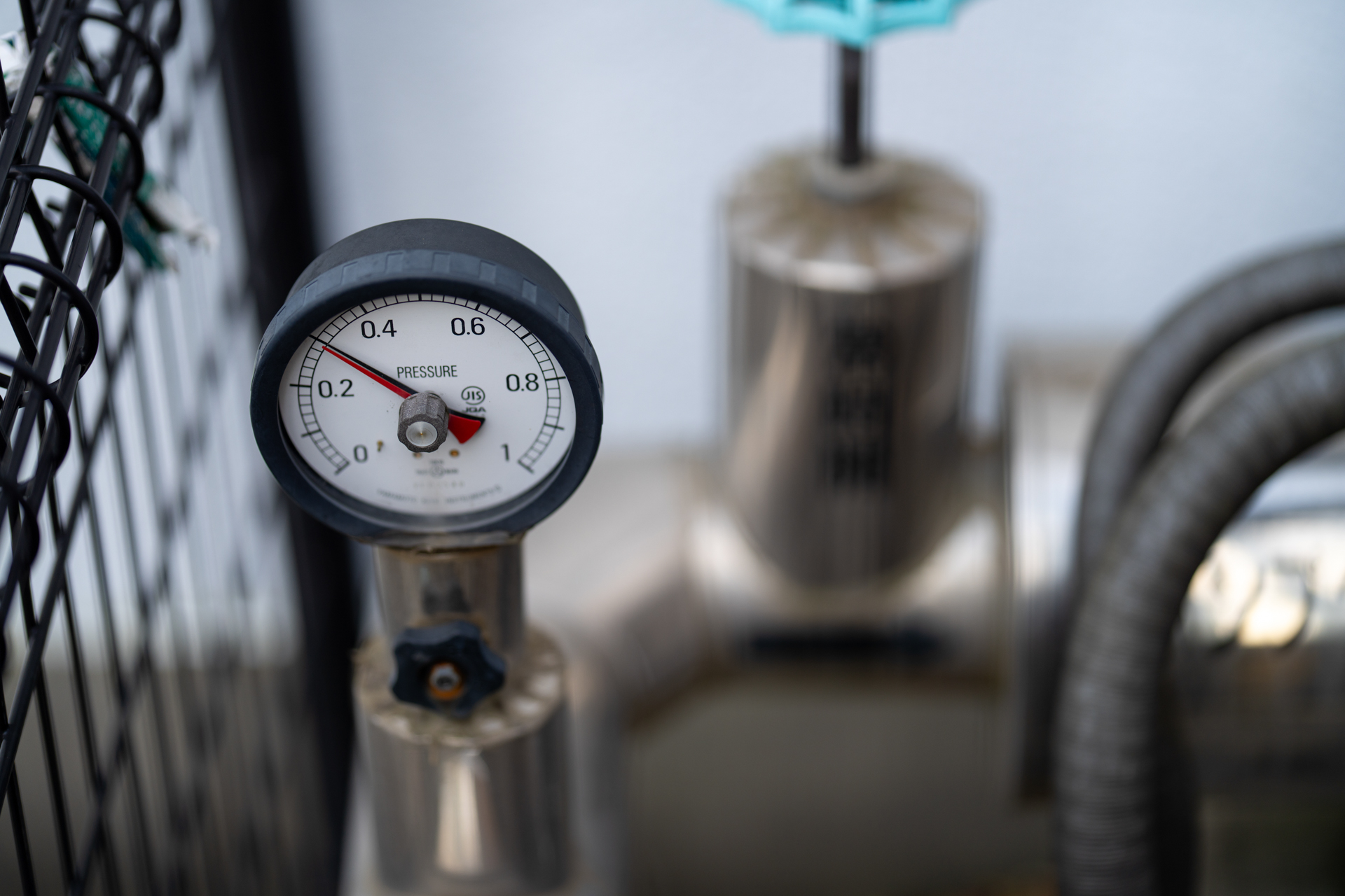 松本零士さんの作品の影響からか、アナログのメーターが好きで、見つけると意味はなくシャッターを押します。レンズ前にネットの柵がある条件ですが、絞りを開いて大きくボカして撮影しています。パイプやネットの輪郭もうまくボケています。<br><span class="fnt-85">ソニー α7CR／ZEISS Otus ML 1.4/85／85mm／絞り優先AE（1/800秒、F1.4、−0.3EV）／ISO 100</span>