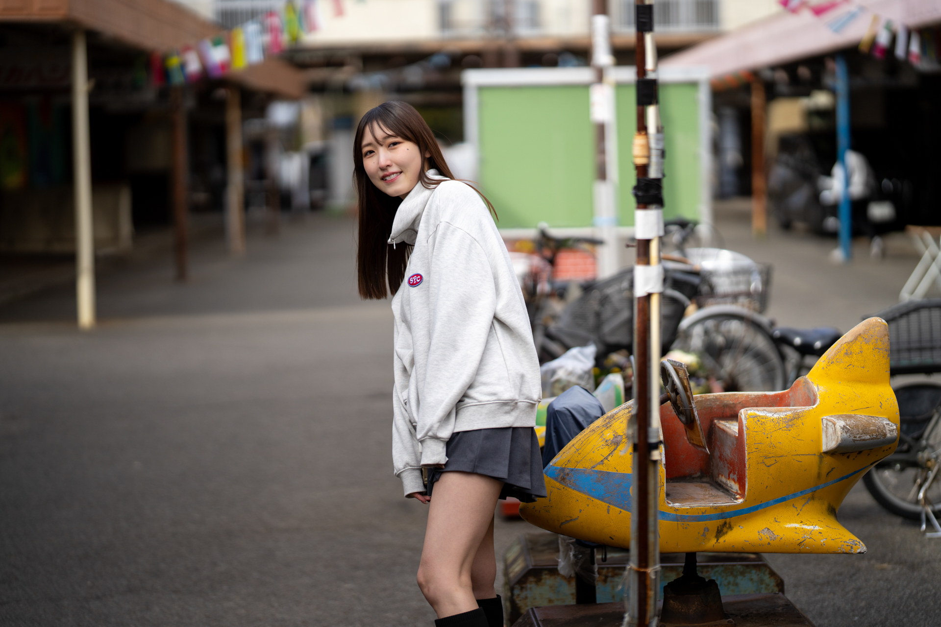 人物上半身くらいの中庸な撮影距離においてのMFのフォーカシングがいちばん厄介です。エラーを気にせず撮影したうち、偶然合焦していた1枚ですが、MFレンズではこうした撮影方法もあります。<br><span class="fnt-85">ソニー α7CR／ZEISS Otus ML 1.4/85／85mm／絞り優先AE（1/4,000秒、F1.4、±0.0EV）／ISO 200</span>