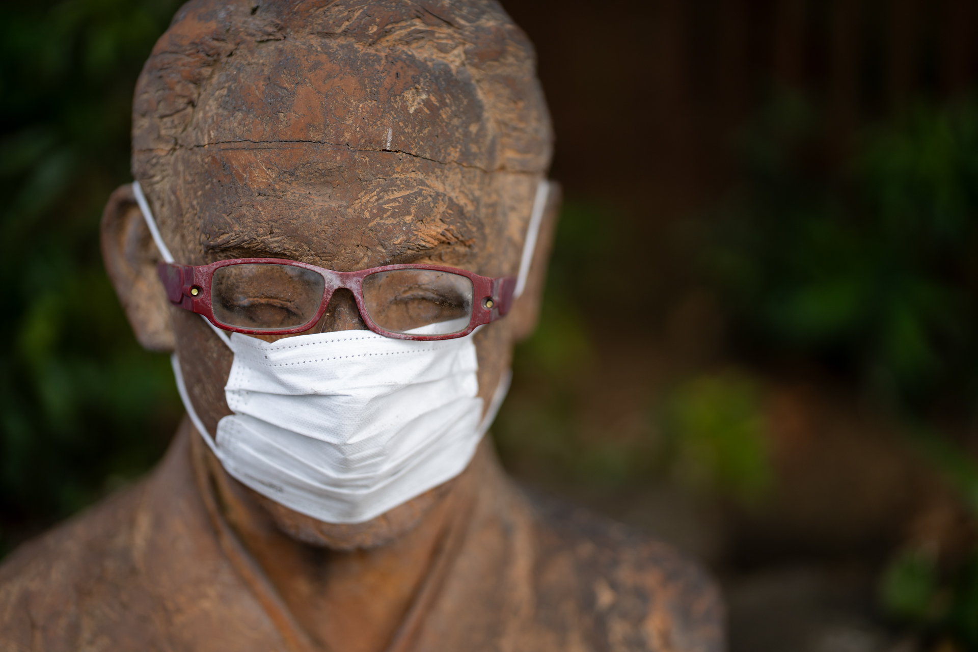 フォーカス位置をどうしようか悩みました。メガネの奥の目に合わせるとえらく不自然な印象ですので、メガネの縁に合わせてみました。アサインメントの撮影だったら、メガネと目の両方にフォーカスが合うような絞りを選んだかも。<br><span class="fnt-85">ソニー α7CR／ZEISS Otus ML 1.4/85／85mm／絞り優先AE（1/1,600秒、F1.4、−0.7EV）／ISO 100</span>