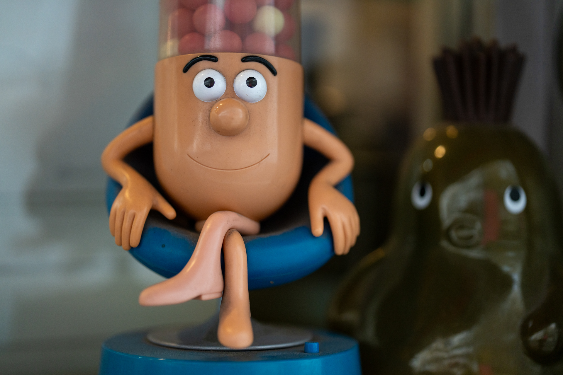 街のドラッグストアの前のオブジェです。なんとなく昭和感があります。こうした硬質な被写体でも合焦点のディテールの再現性は優れています。<br><span class="fnt-85">ソニー α7CR／ZEISS Otus ML 1.4/85／85mm／絞り優先AE（1/1,600秒、F1.4、−1.3EV）／ISO 800</span>