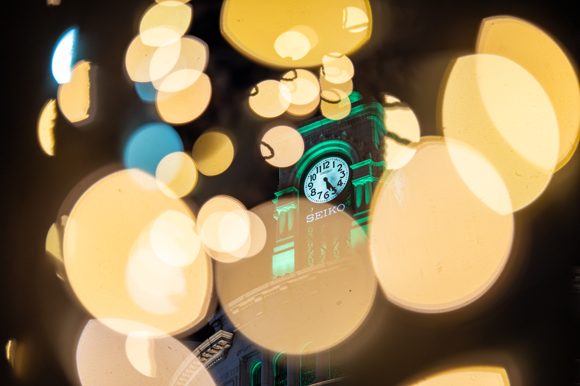 手前にイルミネーションを大きく入れてインフの位置にある時計台を撮影してみます。AFの自動選択だと手前のイルミネーションに合焦してしまいます。レンズとしてはいくつもの光源がレンズに向かって差し込むことになるという厳しい条件です。周辺では光源はレモン型になりますが、この条件では気になりません。合焦点はコントラストが高く、すばらしくシャープです。<br><span class="fnt-85">ソニー α7CR／ZEISS Otus ML 1.4/85／85mm／絞り優先AE（1/160秒、F1.4、±0.0EV）／ISO 200</span>