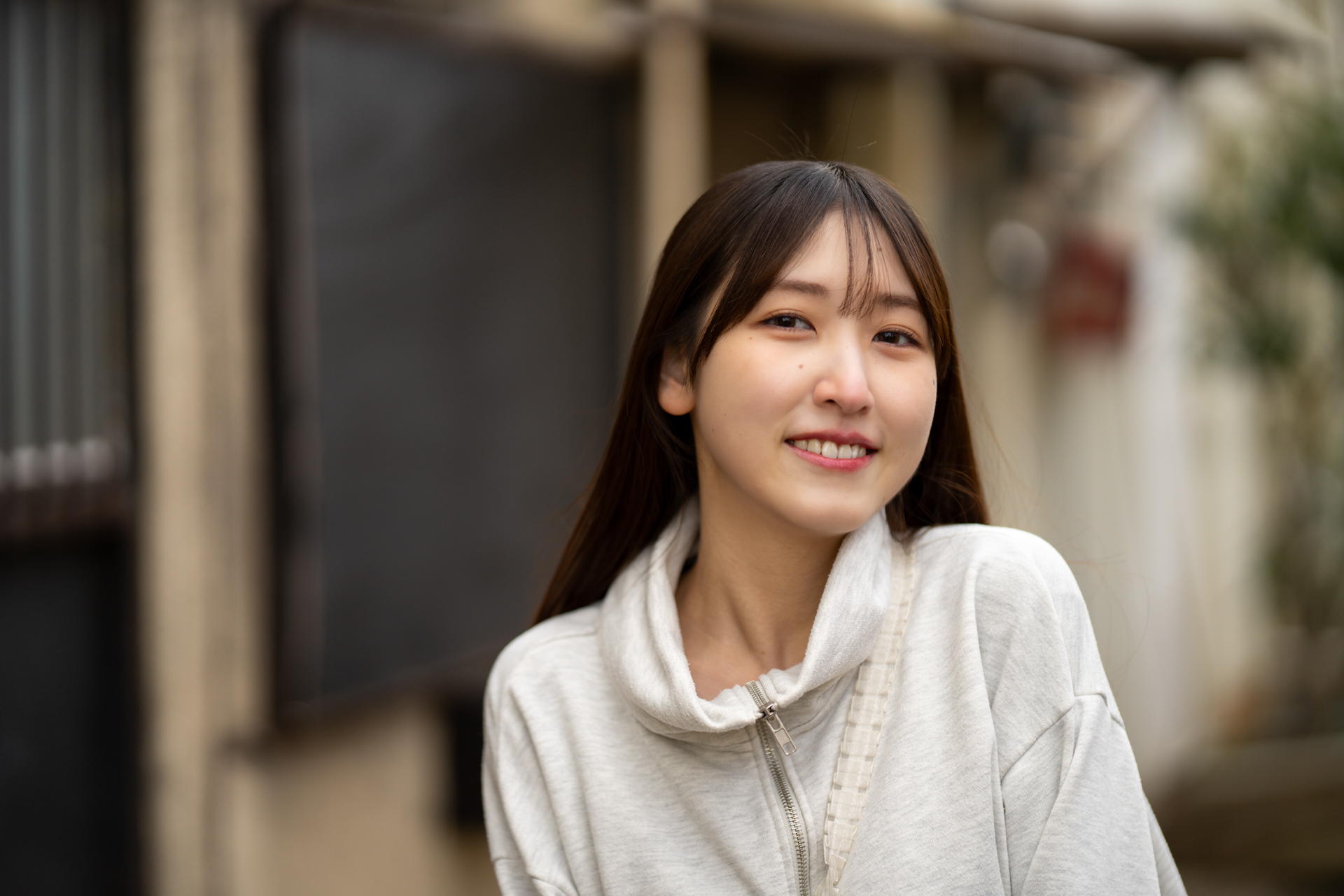 85mmの正当的な使い方であるポートレートです。冬の曇天の鈍い光で撮影していますが、補助光やレフを使用せずとも優秀なコントラストです。背景は古い家屋ですが、雰囲気よくボケました。人物がすっと浮く感じです。<br><span class="fnt-85">ソニー α7CR／ZEISS Otus ML 1.4/85／85mm／絞り優先AE（1/2,500秒、F1.4、−0.3EV）／ISO 200</span>