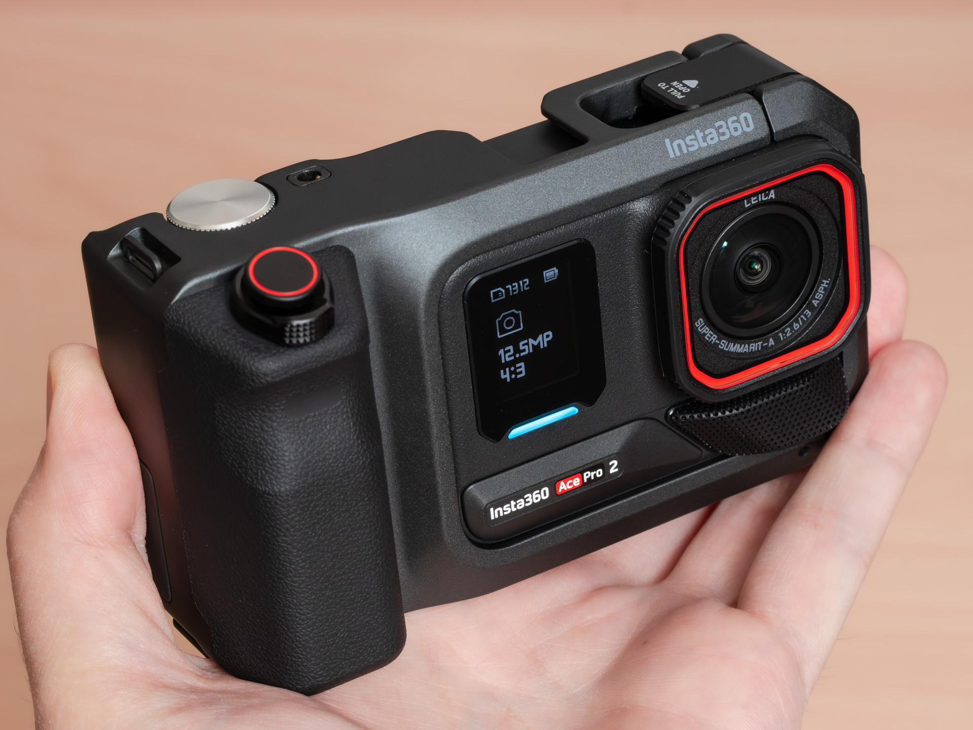 「Insta360 Ace Pro 2 ストリート撮影グリップ Pro」を装着した「Ace Pro 2」