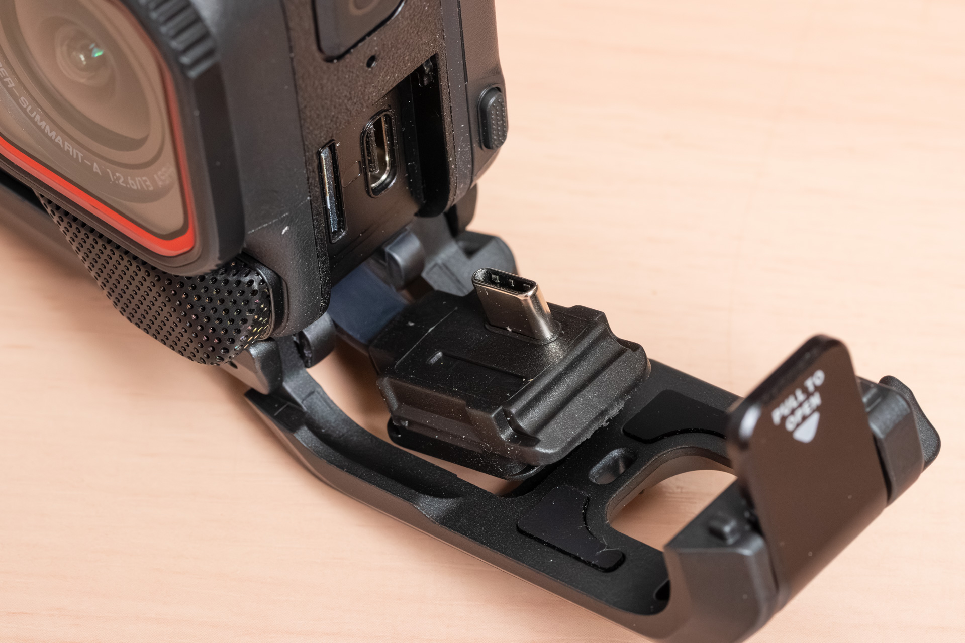 USB Type-C端子で接続する。このときAce Pro 2のフタは外しておく