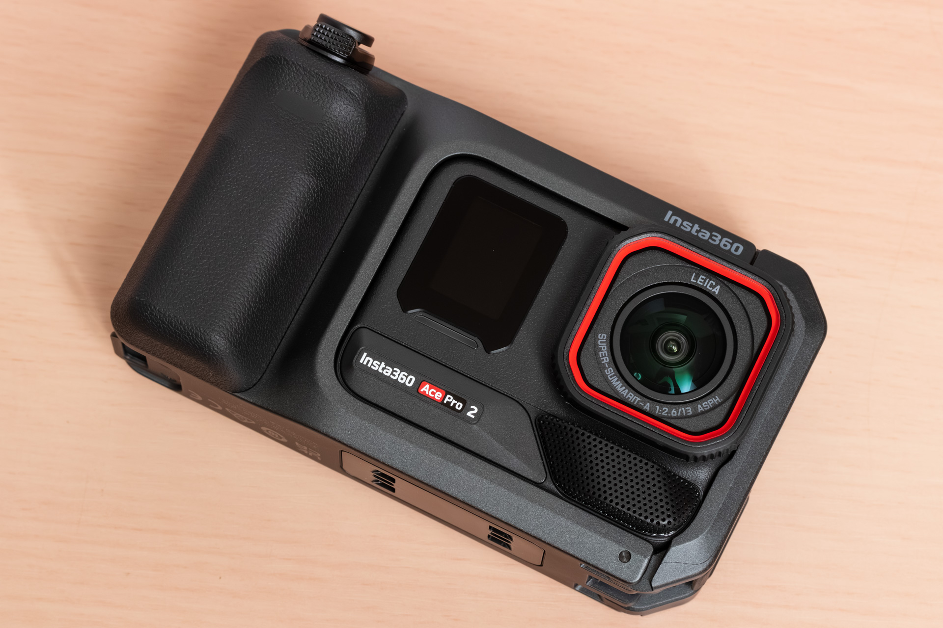 実測の幅は12cmほどで、サイズ感としてはかつて「高級コンパクトデジタルカメラ」と呼ばれたジャンルの製品を思わせる