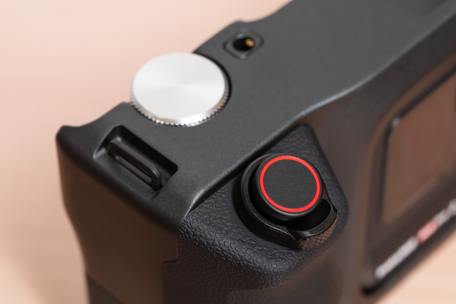 シャッターボタン周り。ズームノブもある