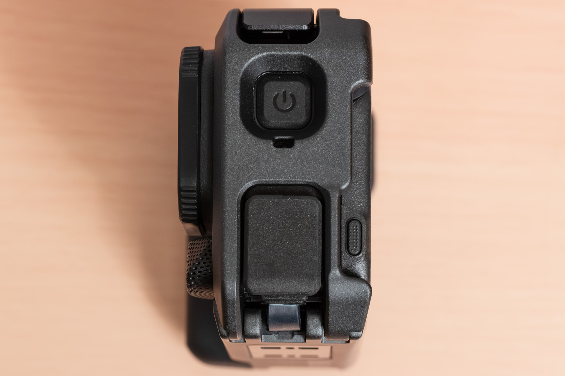 グリップと反対側では電源ボタンが押せるようになっている