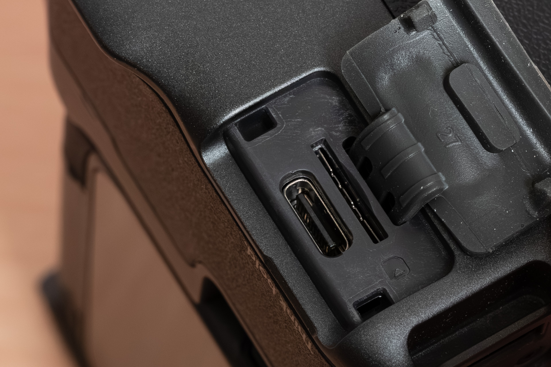 グリップ側には給電端子とmicroSDカードの収納部がある