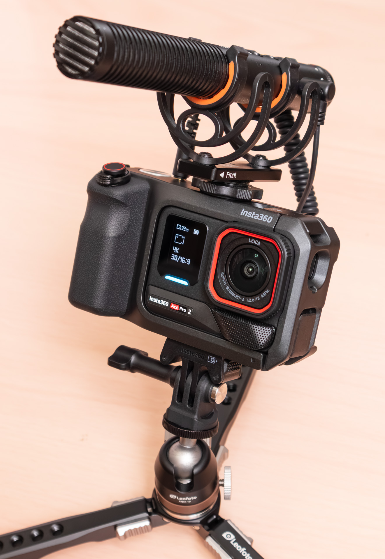 クイックリリースマウントポイントを使って三脚に固定できるほか、動画撮影ではこのように外部マイクも使いやすくなる