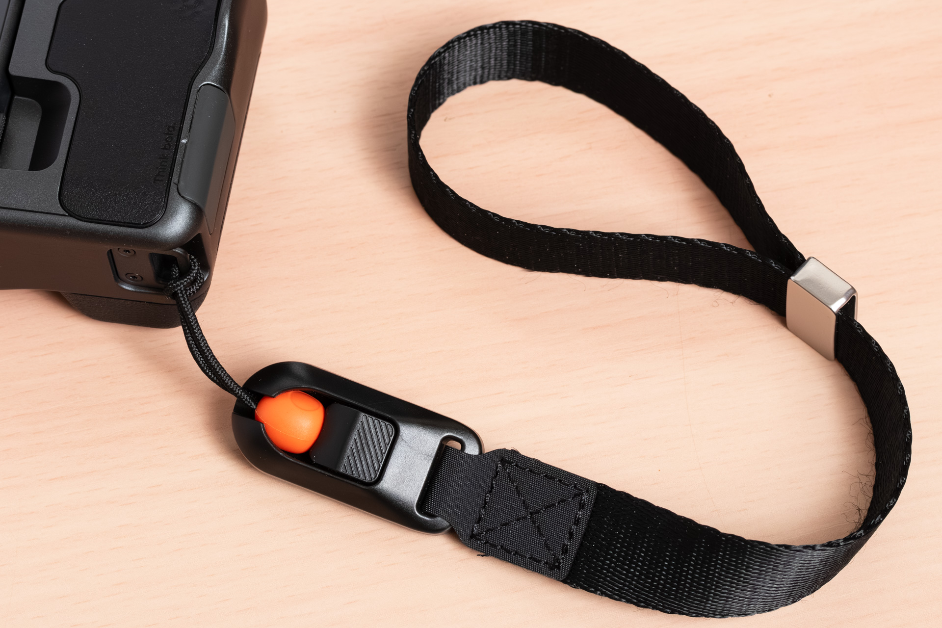 クイックリリース式のハンドストラップが付属している