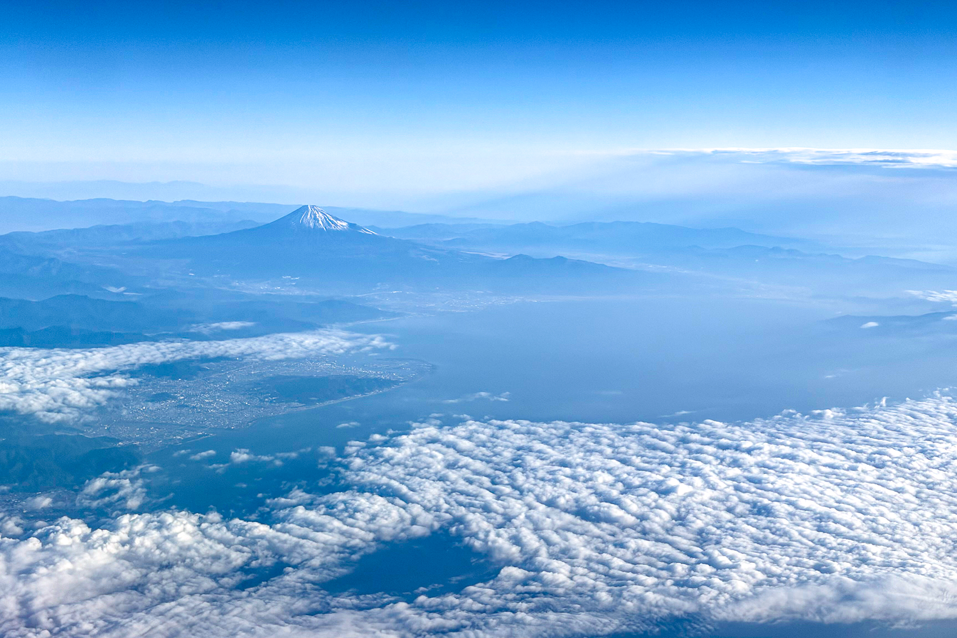 北九州から羽田へ。機窓から見える富士山が美しかった。この時はまだ、その後の悪夢を知る由もなかった