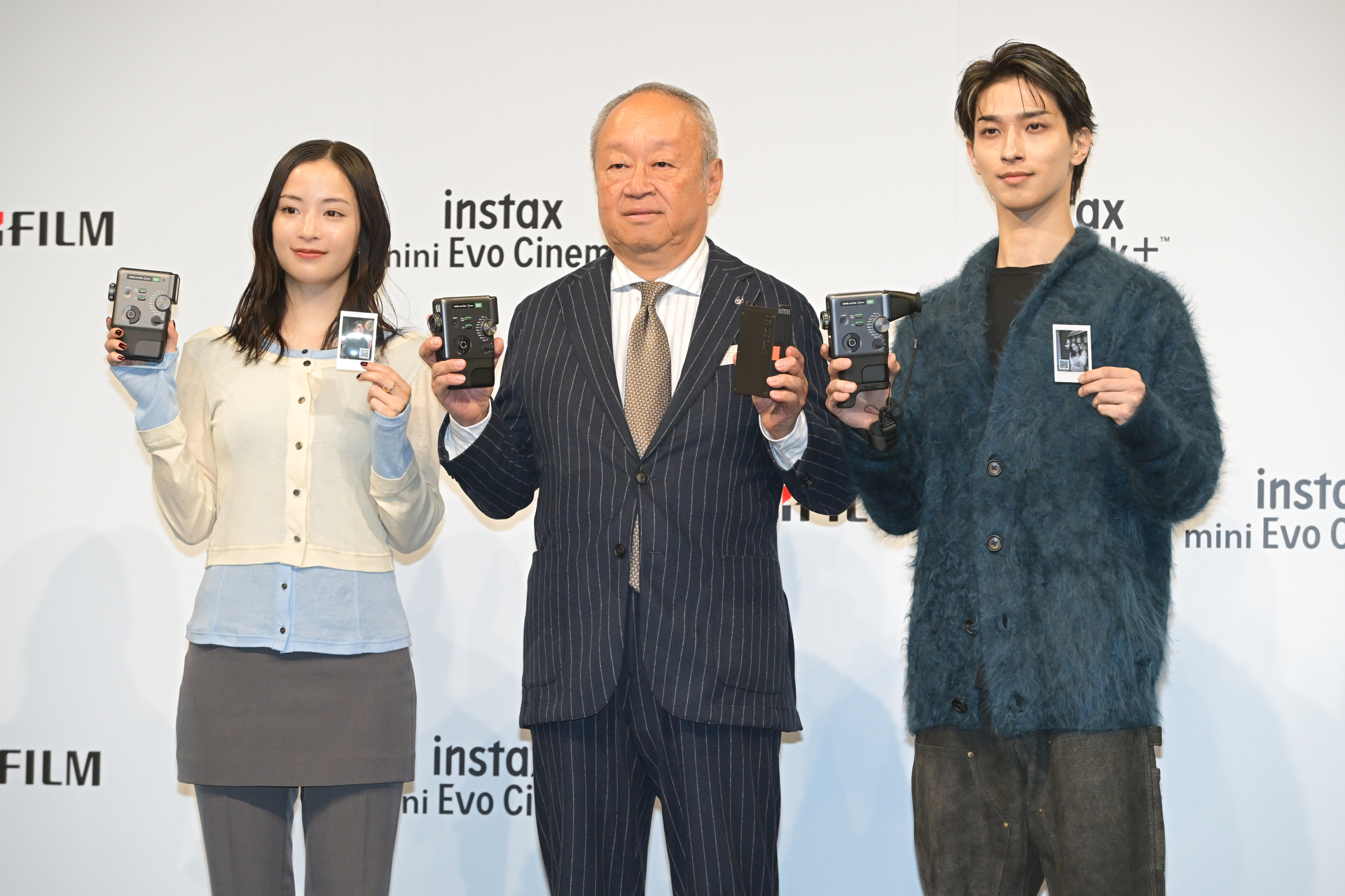 富士フイルム「instax “チェキ”新製品発表会」にて（左から広瀬すずさん、後藤禎一氏、横浜流星さん）