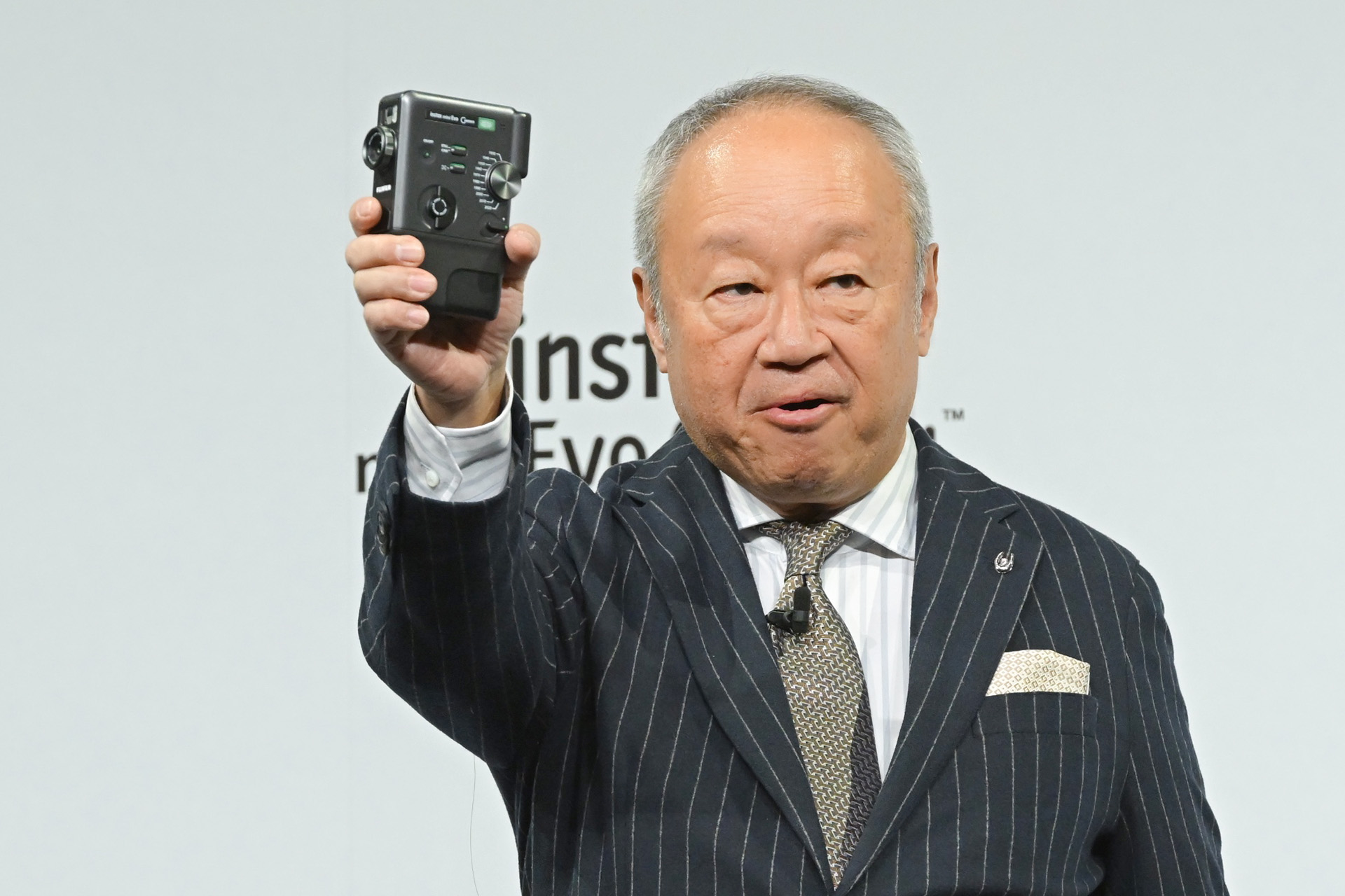 後藤社長。手には「instax mini Evo Cinema」
