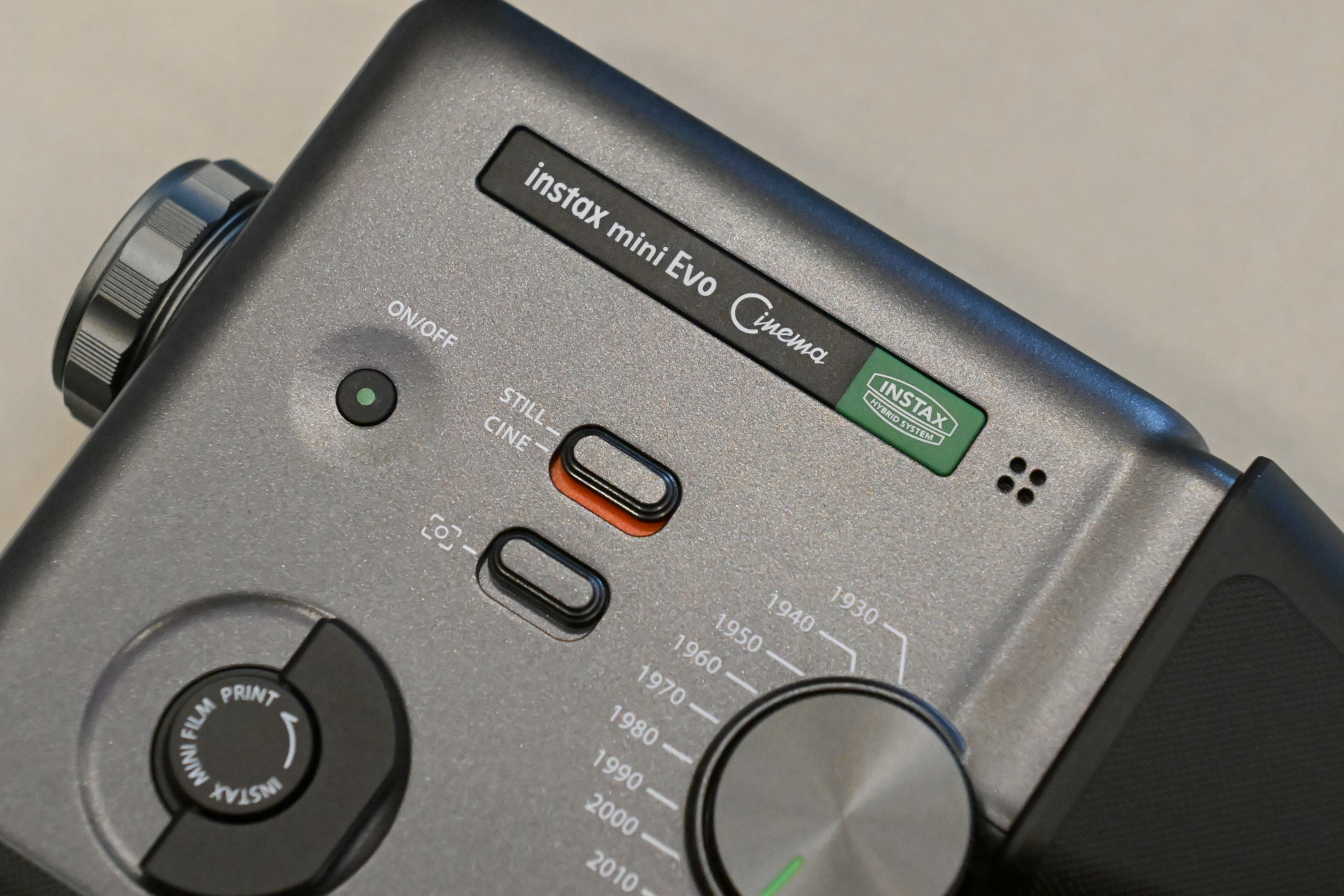 側面に各種操作スイッチを配置