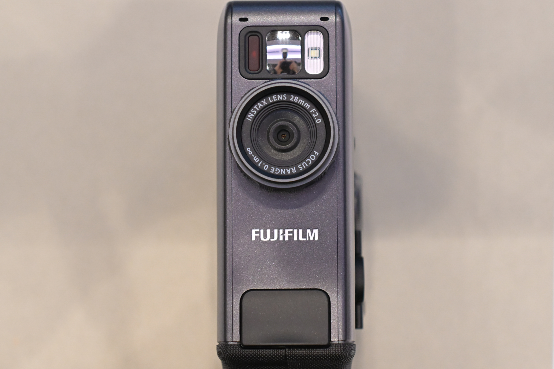 正面下部にシャッターボタンを用意